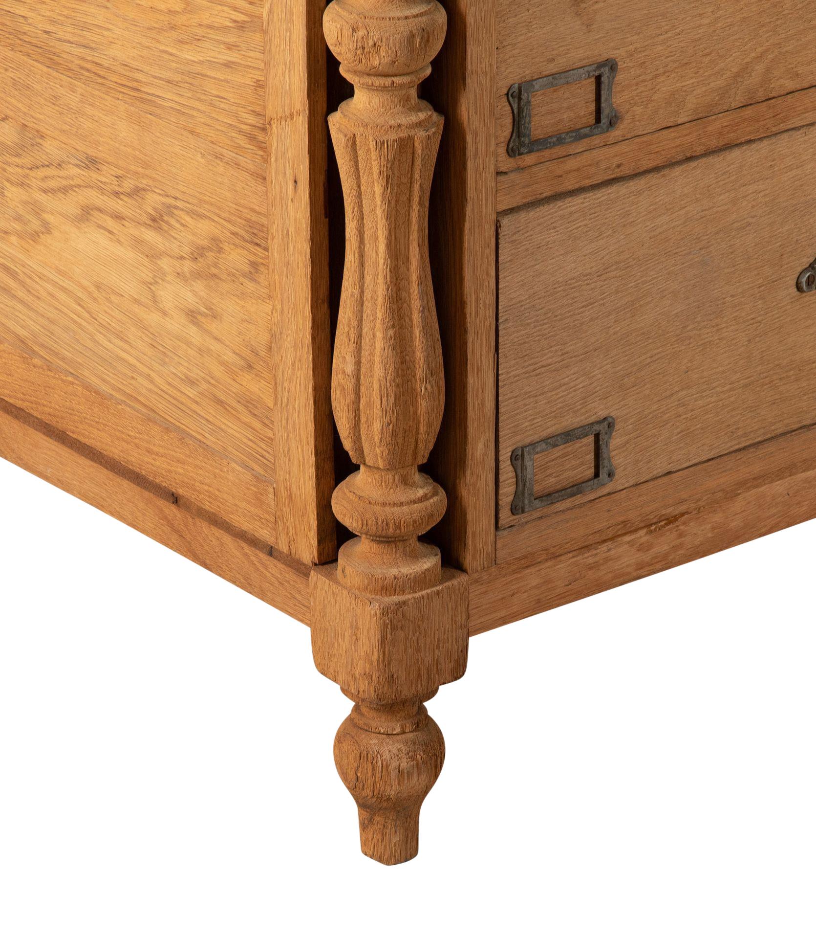 Francese Grande bancone da negozio francese del XIX secolo in Oak sbiancato in vendita