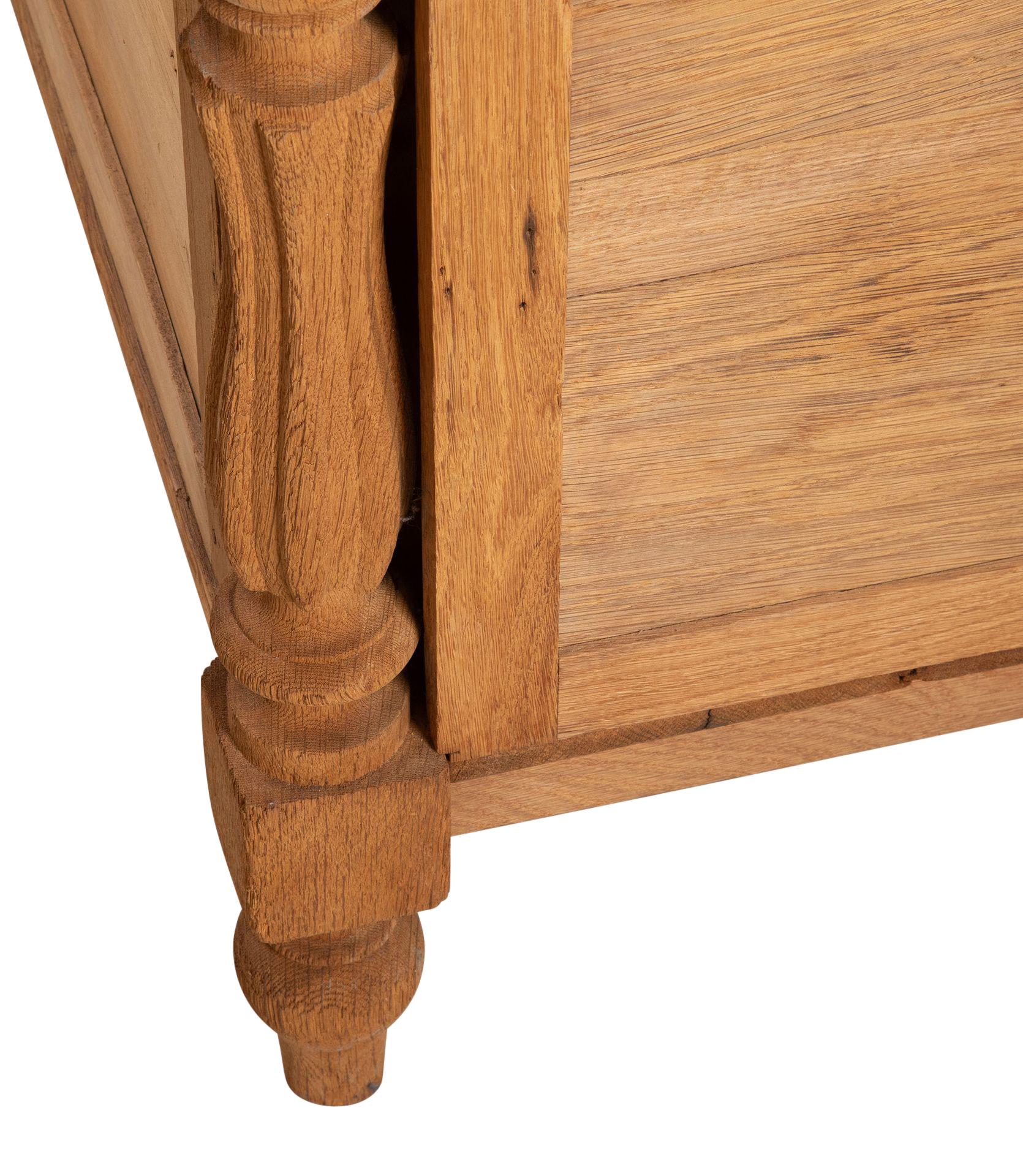 Grande bancone da negozio francese del XIX secolo in Oak sbiancato in vendita 1