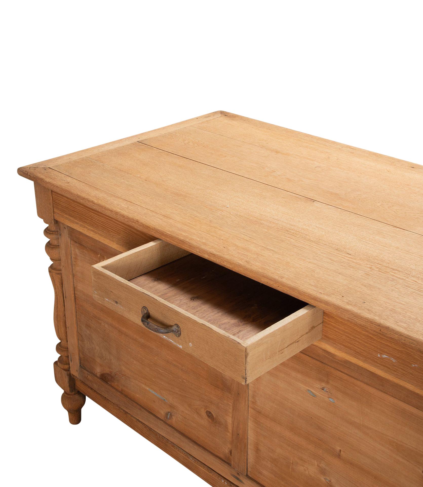 Grande bancone da negozio francese del XIX secolo in Oak sbiancato in vendita 2