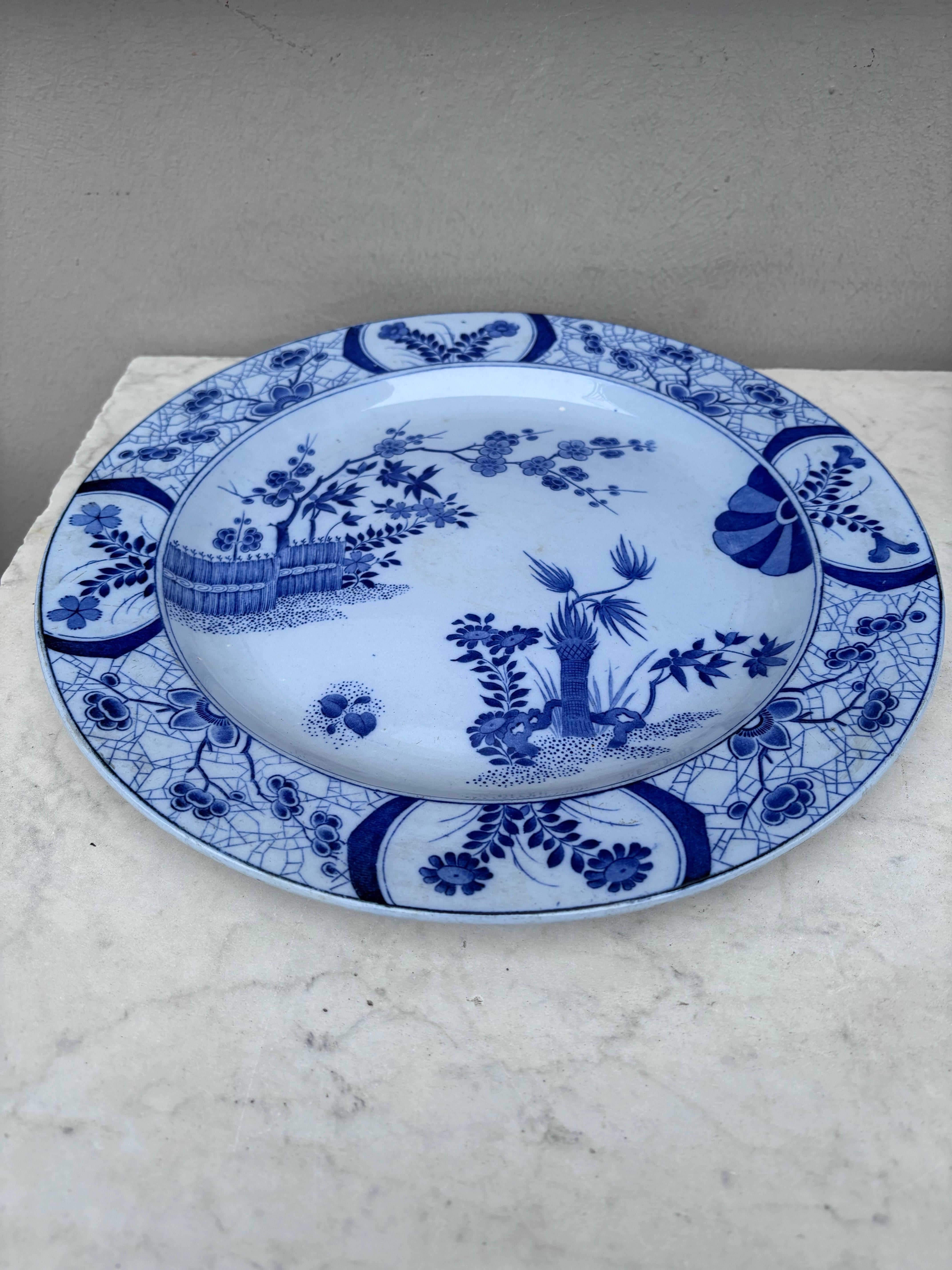 Gran bandeja japonesa francesa azul y blanca del siglo XIX firmada Creil Montereau.
13 pulgadas de diámetro.
Este servicio está expuesto en la casa de Claude Monet en Giverny.