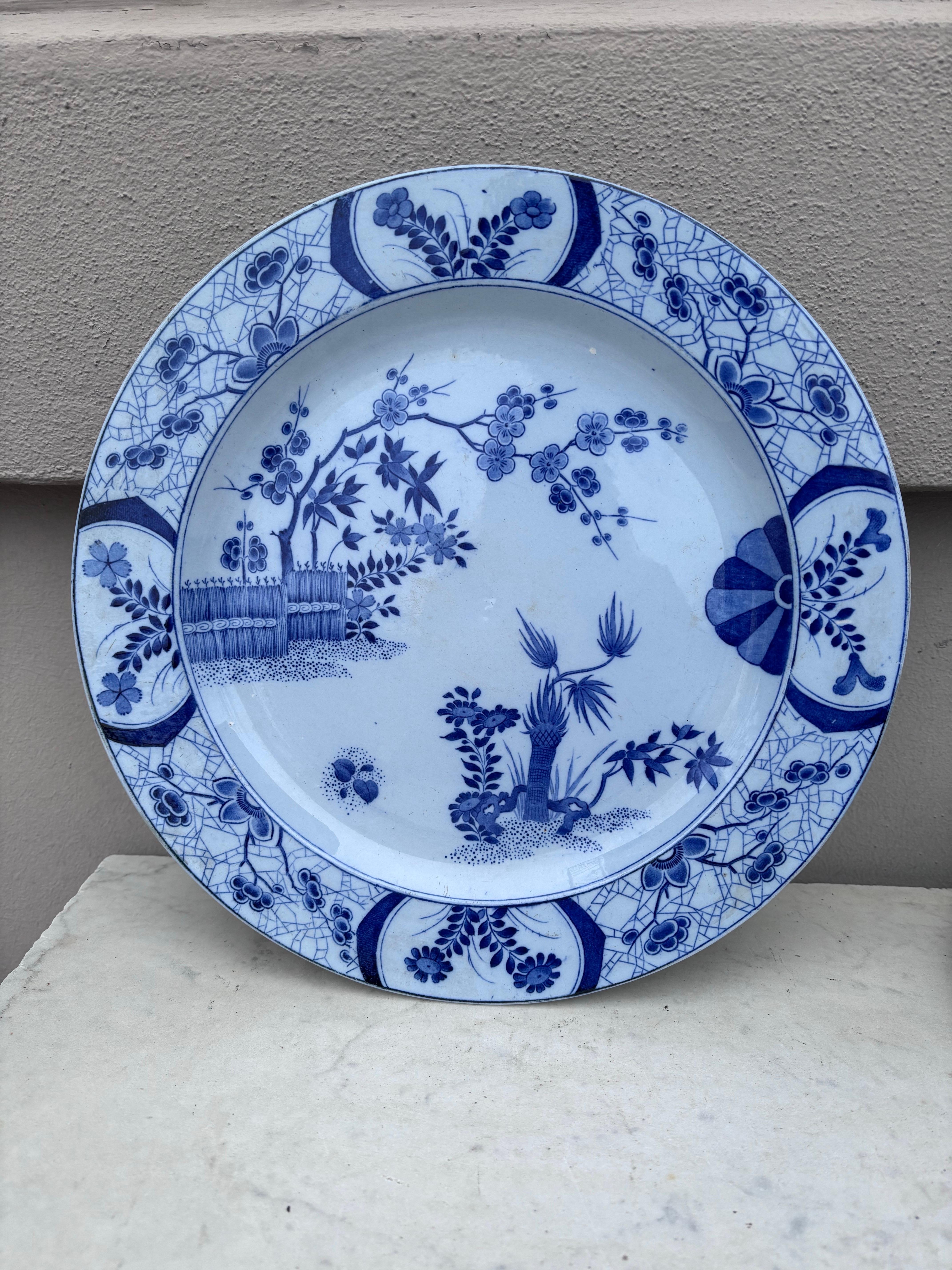 Gran Plato Japonés Azul y Blanco Creil Montereau Francés del Siglo XIX Fines del siglo XIX en venta