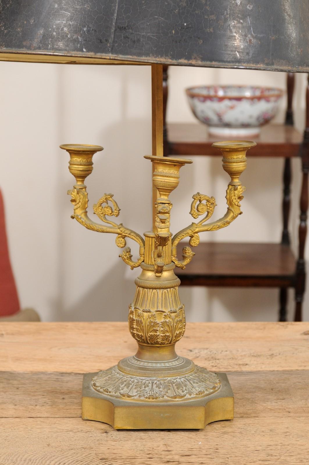 XIXe siècle Grande lampe bouillotte en bronze du 19e siècle avec abat-jour en tôle peinte en noir en vente