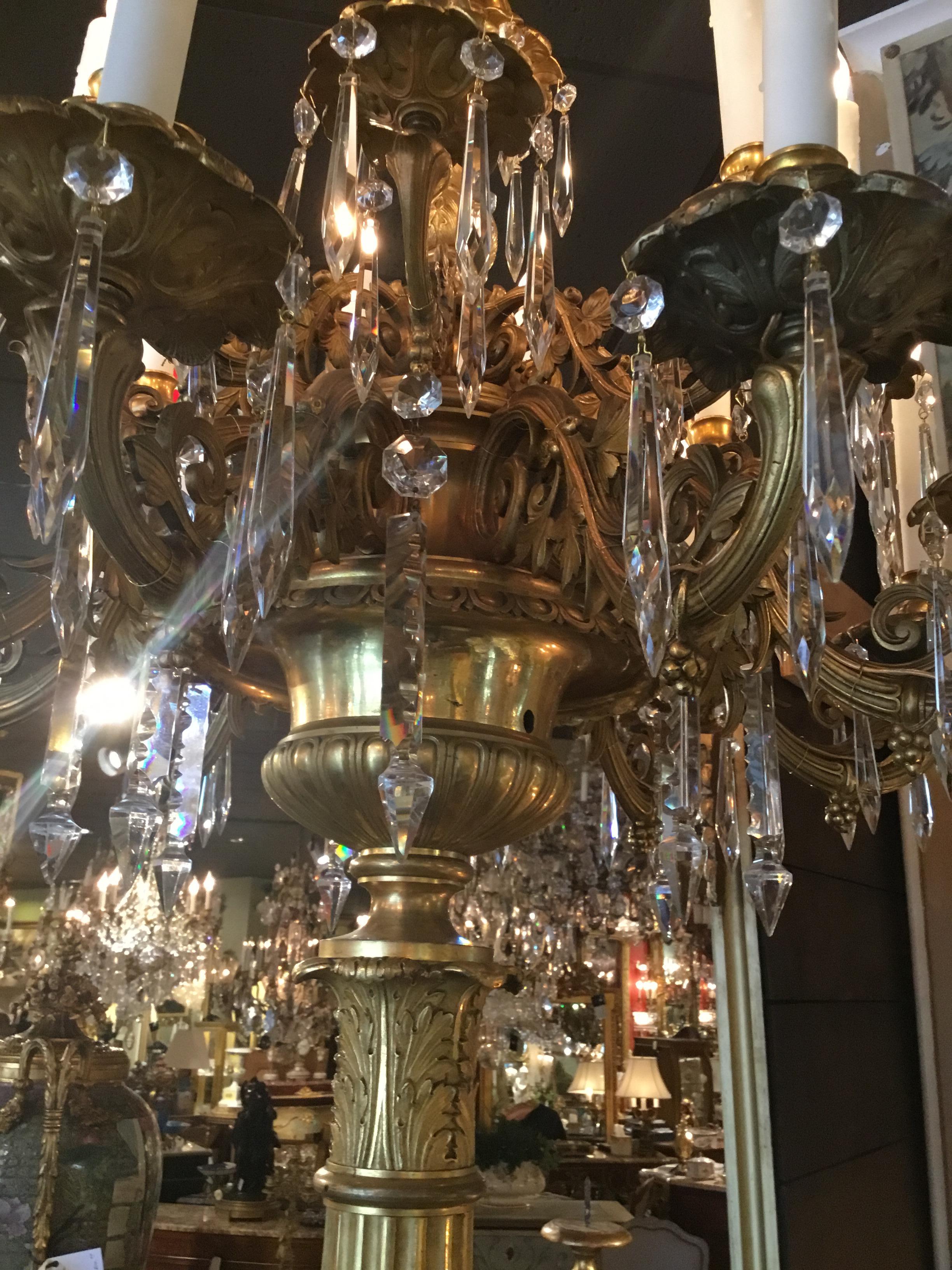 Français Grand 19e  c. Torchères/candelabrum français à 19 lumières en bronze doré et cristal en vente