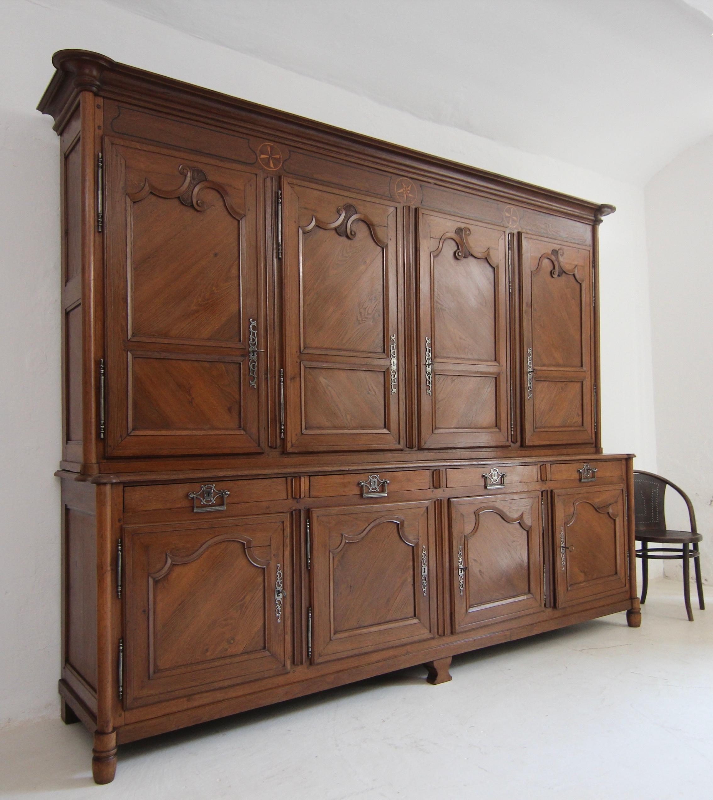 Un grande mobile o buffet à deux corps francese del XIX secolo in legno massiccio di Oak. 

Il corpo in quercia poggia su 6 piedi ed è pannellato sui lati; è composto da un mobile inferiore e uno superiore, con un totale di 8 ante con telaio e