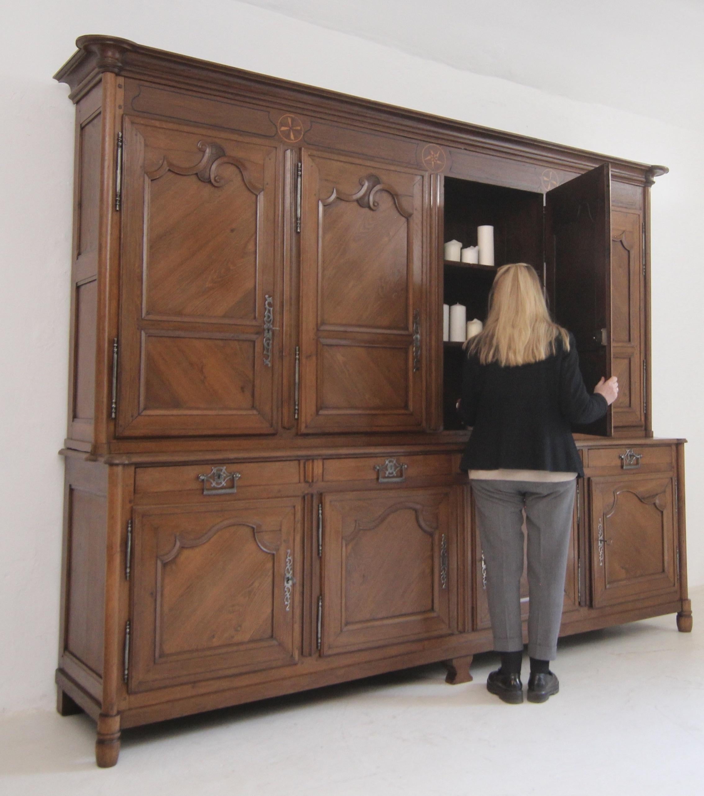 Stile provenzale Grande mobile o credenza francese del XIX secolo in vendita