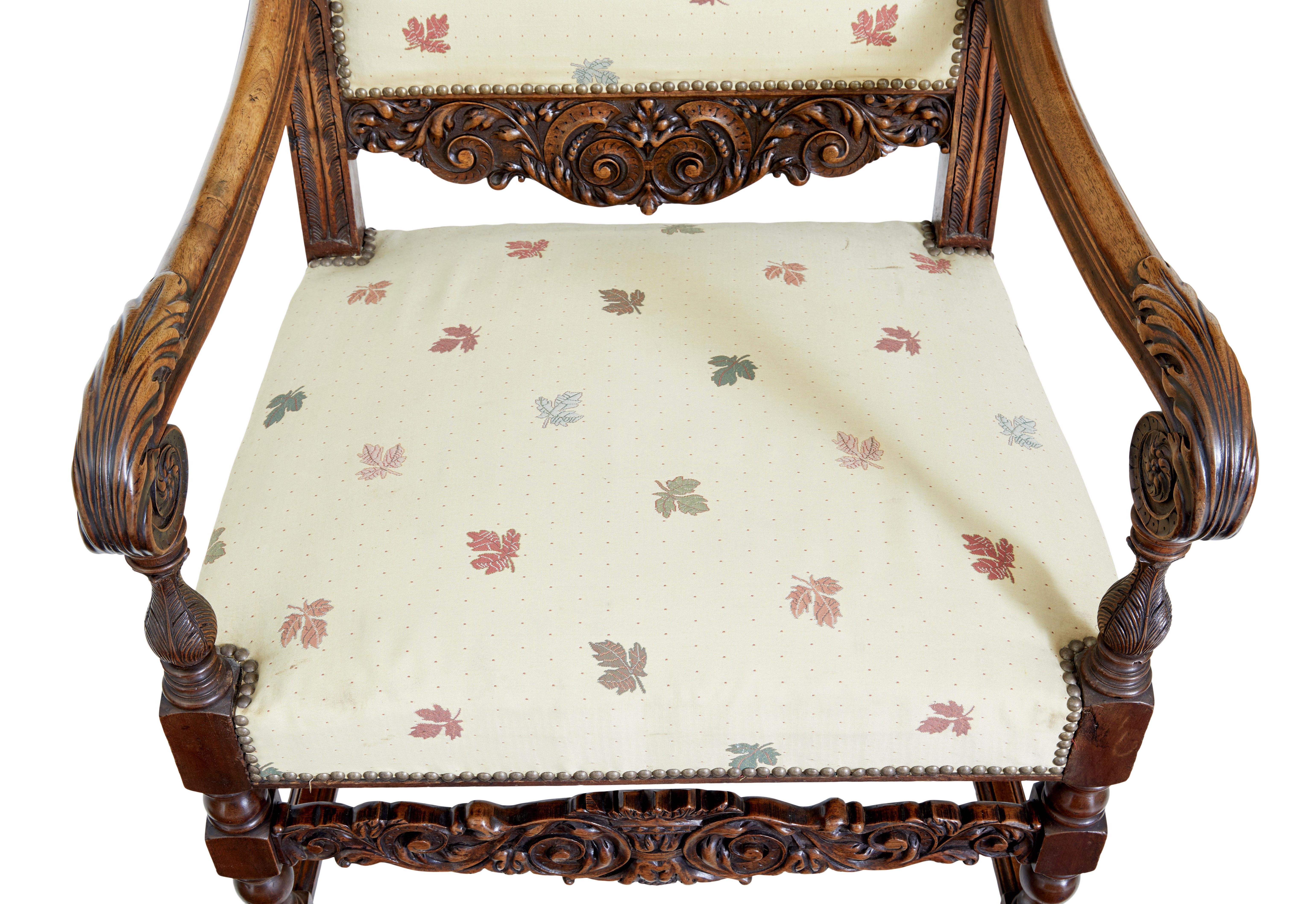 Große Sessel aus geschnitztem Nussbaumholz, 19. Jahrhundert, um 1880.

Elegantes Sesselpaar aus dem 19. Jahrhundert mit großzügigen Sitzmaßen. Wunderschön geschnitzte, geschwungene Arme mit geschnitztem Akanthusblatt und Rondellen. Geschnitzte