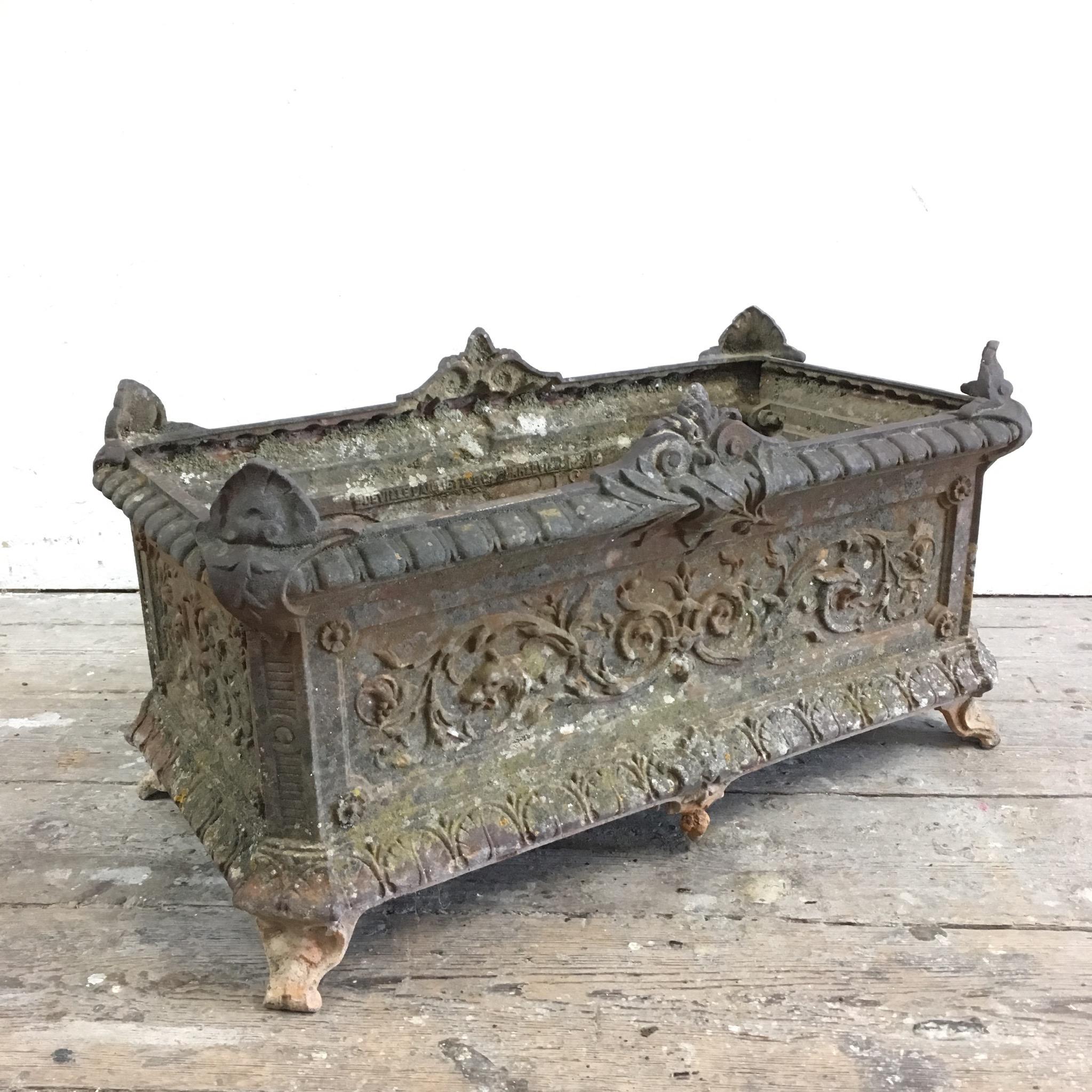 Large French cast iron Jardinere
Foundry mark clearly visible inside the jardinere 'Deville/Charleville No. 31'
19th century
Beautiful planter in its original metal state, no paint has been added over the years


66Cm length
34Cm height
36Cm