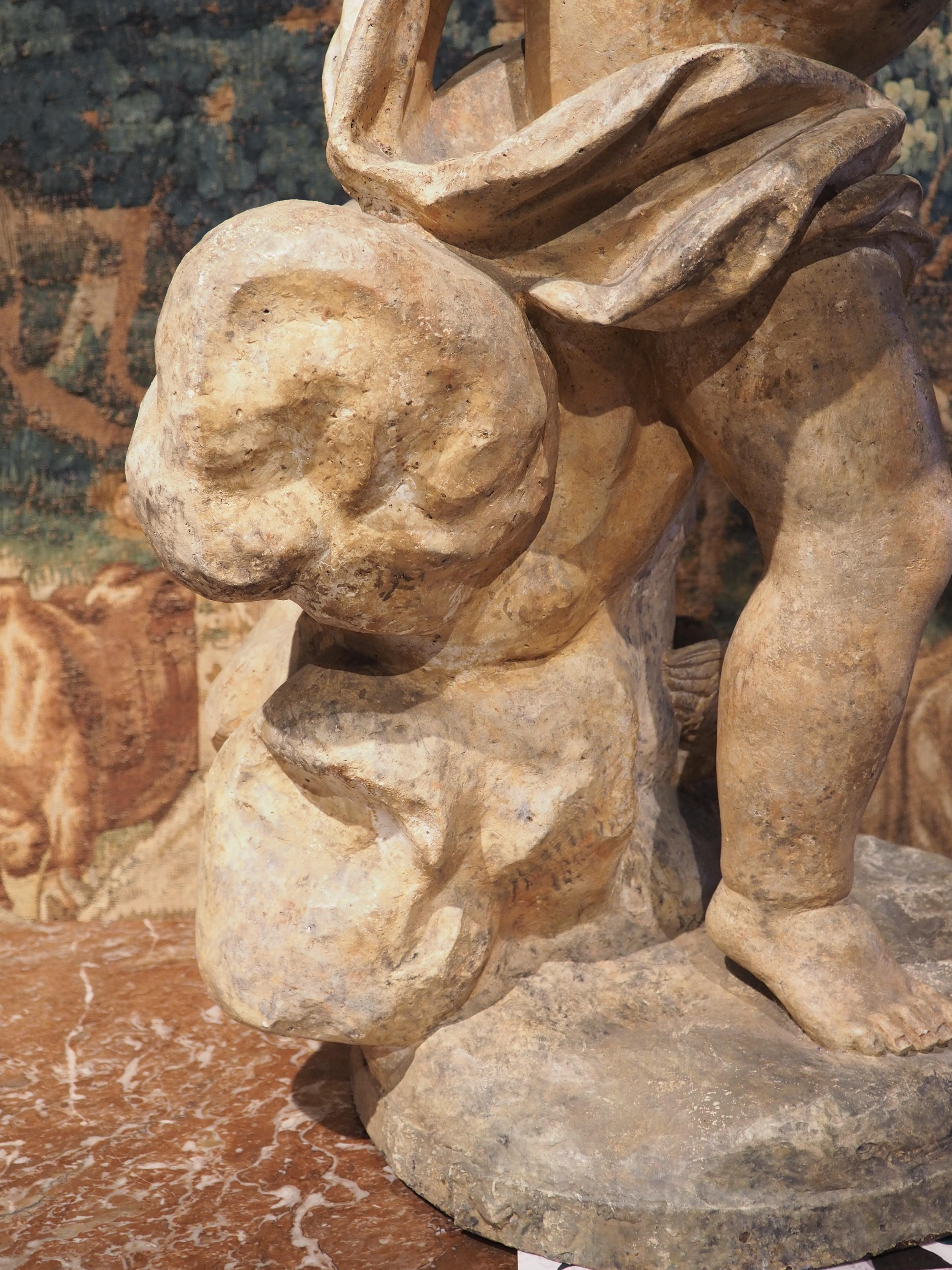 Grande statue de chérubin française du 19ème siècle en plâtre teinté terre cuite en vente 1