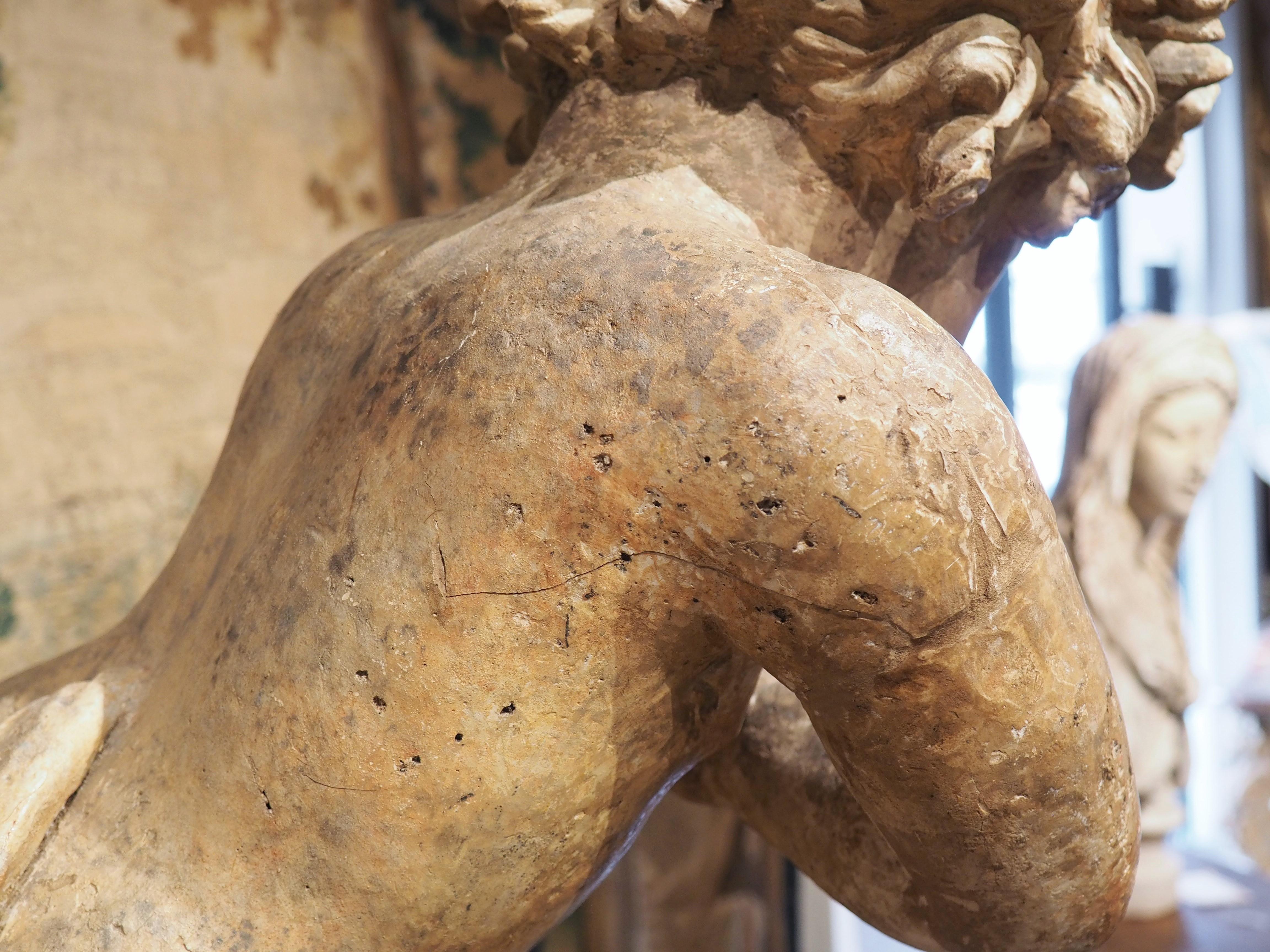 Grande statue de chérubin française du 19ème siècle en plâtre teinté terre cuite en vente 2