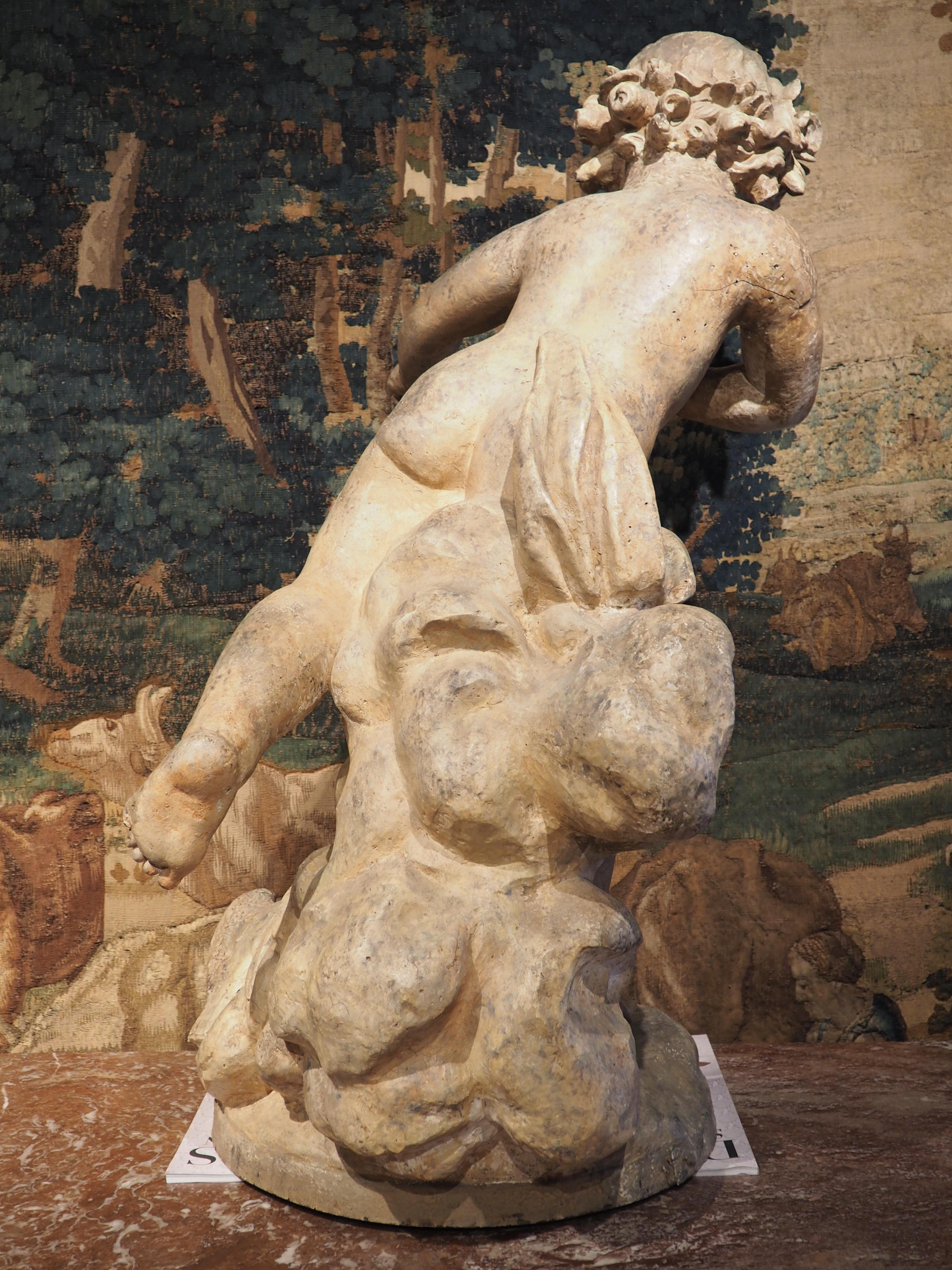 Grande statue de chérubin française du 19ème siècle en plâtre teinté terre cuite en vente 3