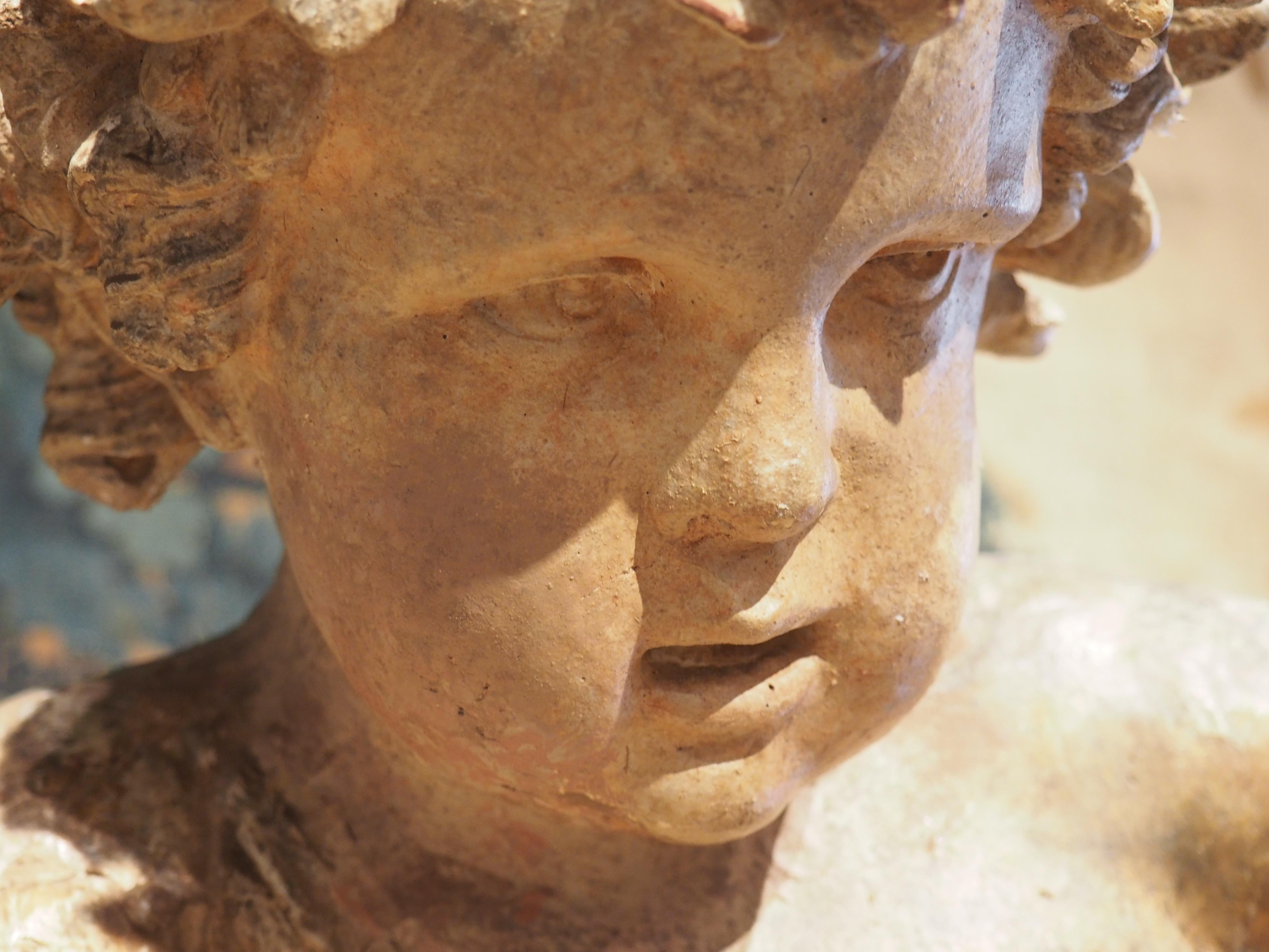 Néoclassique Grande statue de chérubin française du 19ème siècle en plâtre teinté terre cuite en vente