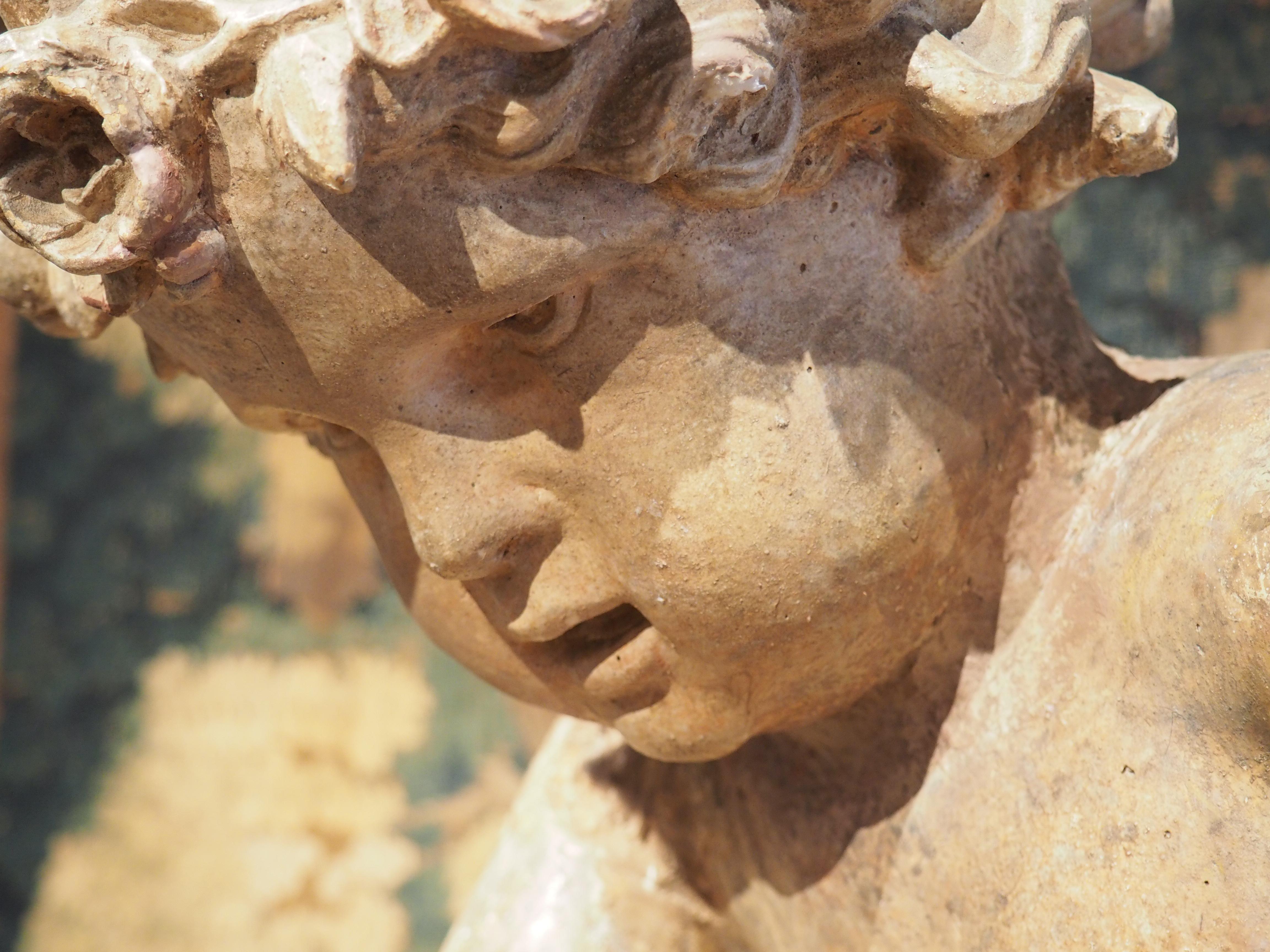 Français Grande statue de chérubin française du 19ème siècle en plâtre teinté terre cuite en vente