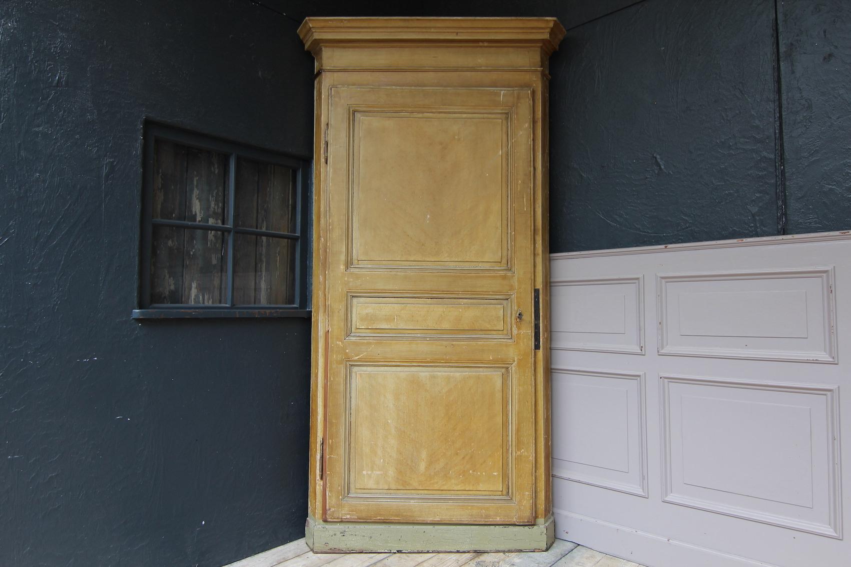 This beautiful 19th century piece of furniture from France was and is a corner cupboard, which was once plastered in the corner of the room. Now it has a new back wall and you can even move it.
The original paint of the cabinet gives a stunningly