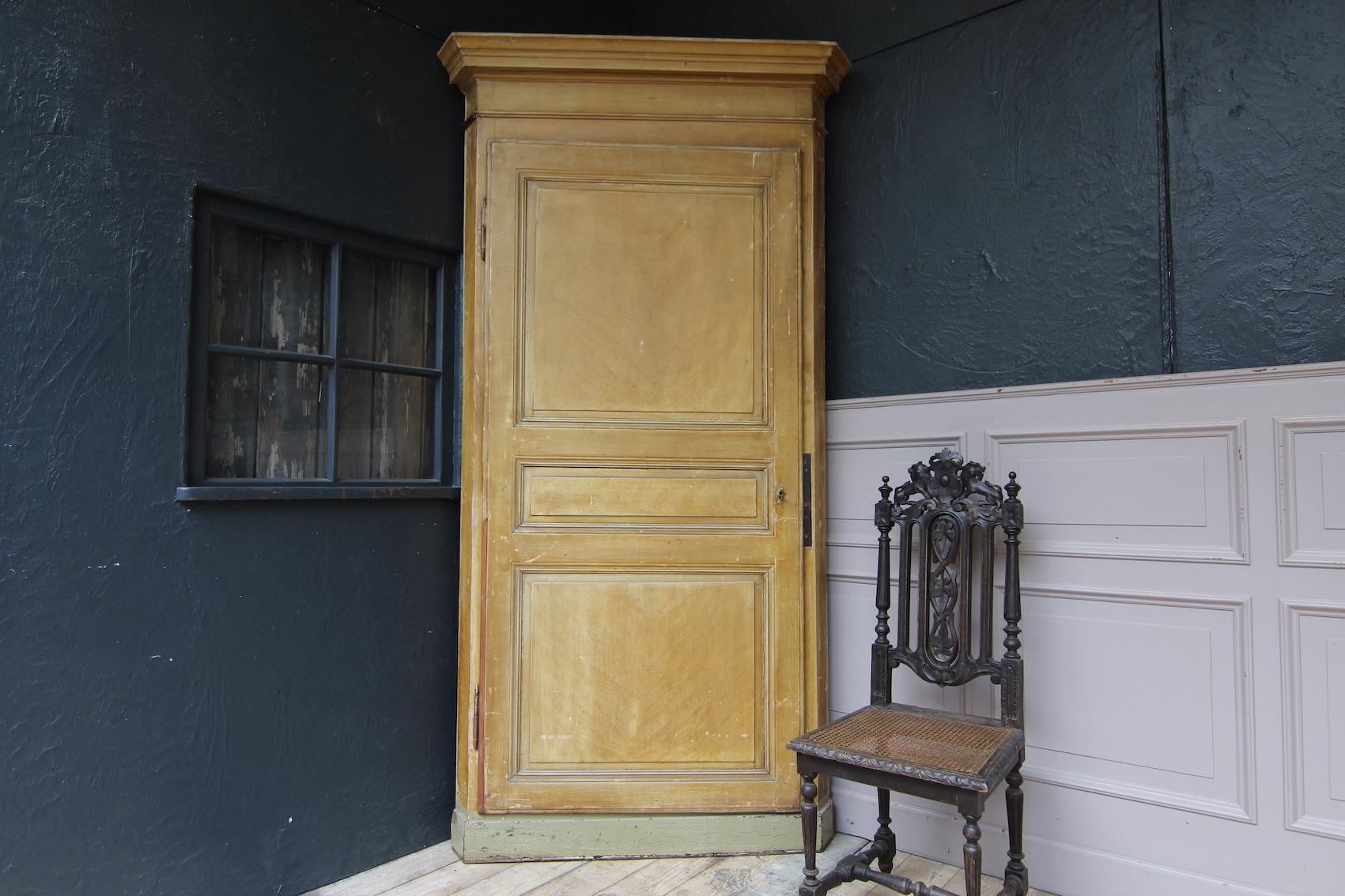 Großer französischer Eckschrank aus dem 19. Jahrhundert in Originalfarbe (Louis Philippe) im Angebot
