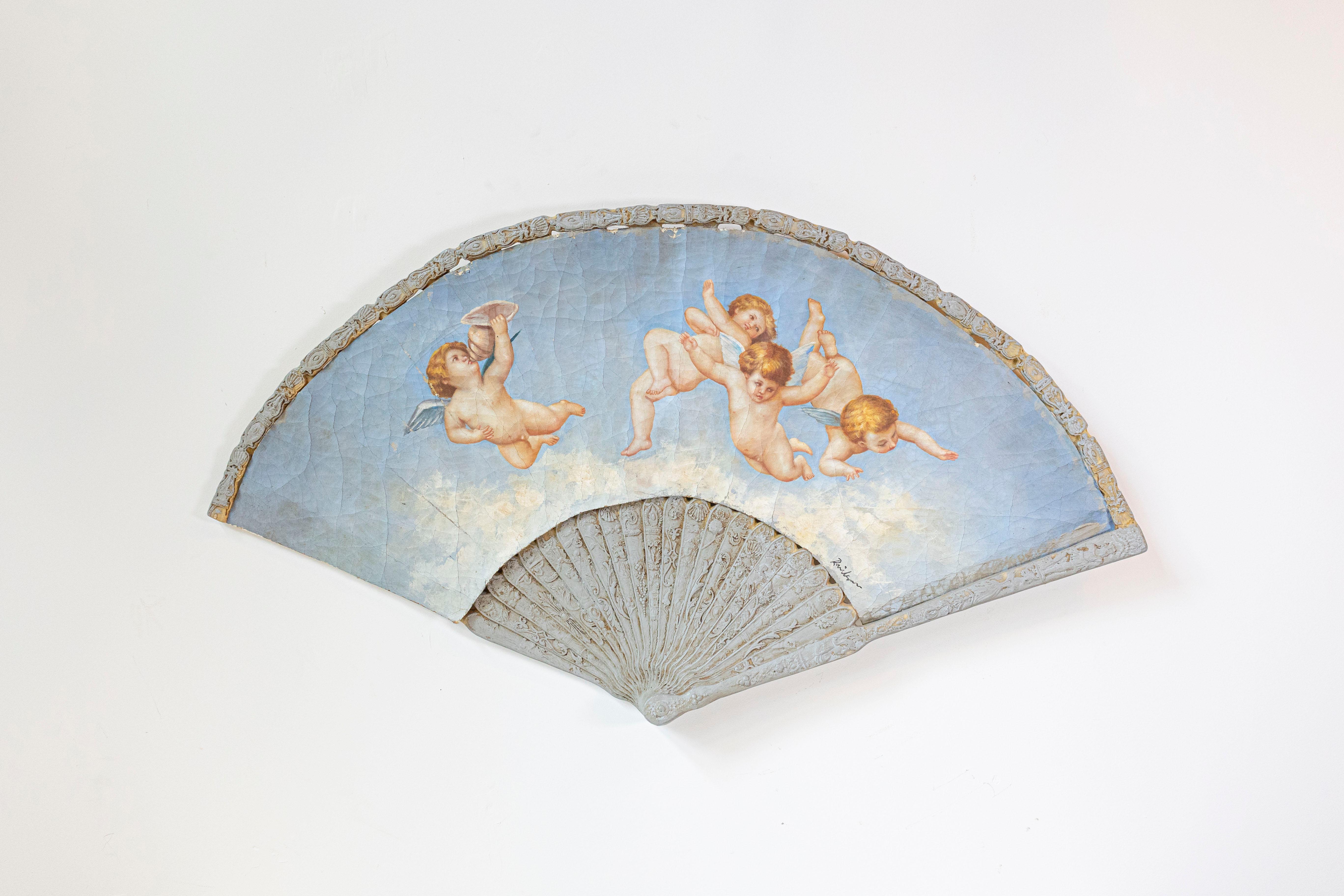 Este impresionante abanico decorativo francés del siglo XIX es un testimonio de exquisita artesanía y elegancia artística. La hoja de abanico está meticulosamente pintada a mano sobre vitela o seda, con una vibrante representación de ángeles