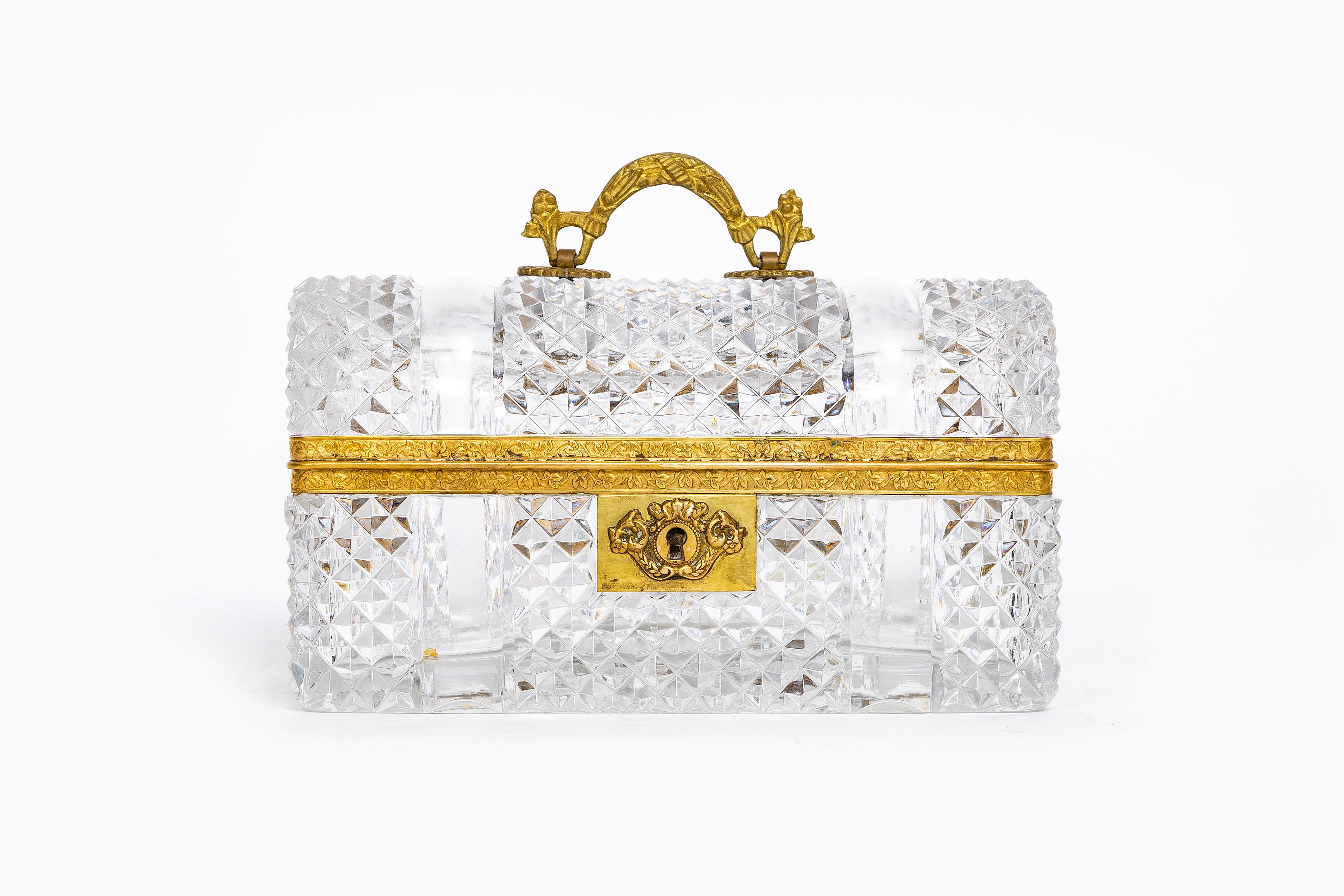 Fantástica y gran caja de cristal prismático francés del siglo XIX, montada en bronce dorado y tallada a mano. La montura está cincelada a mano con el máximo detalle. Toda la montura está diseñada con flores y enredaderas grabadas a mano en el