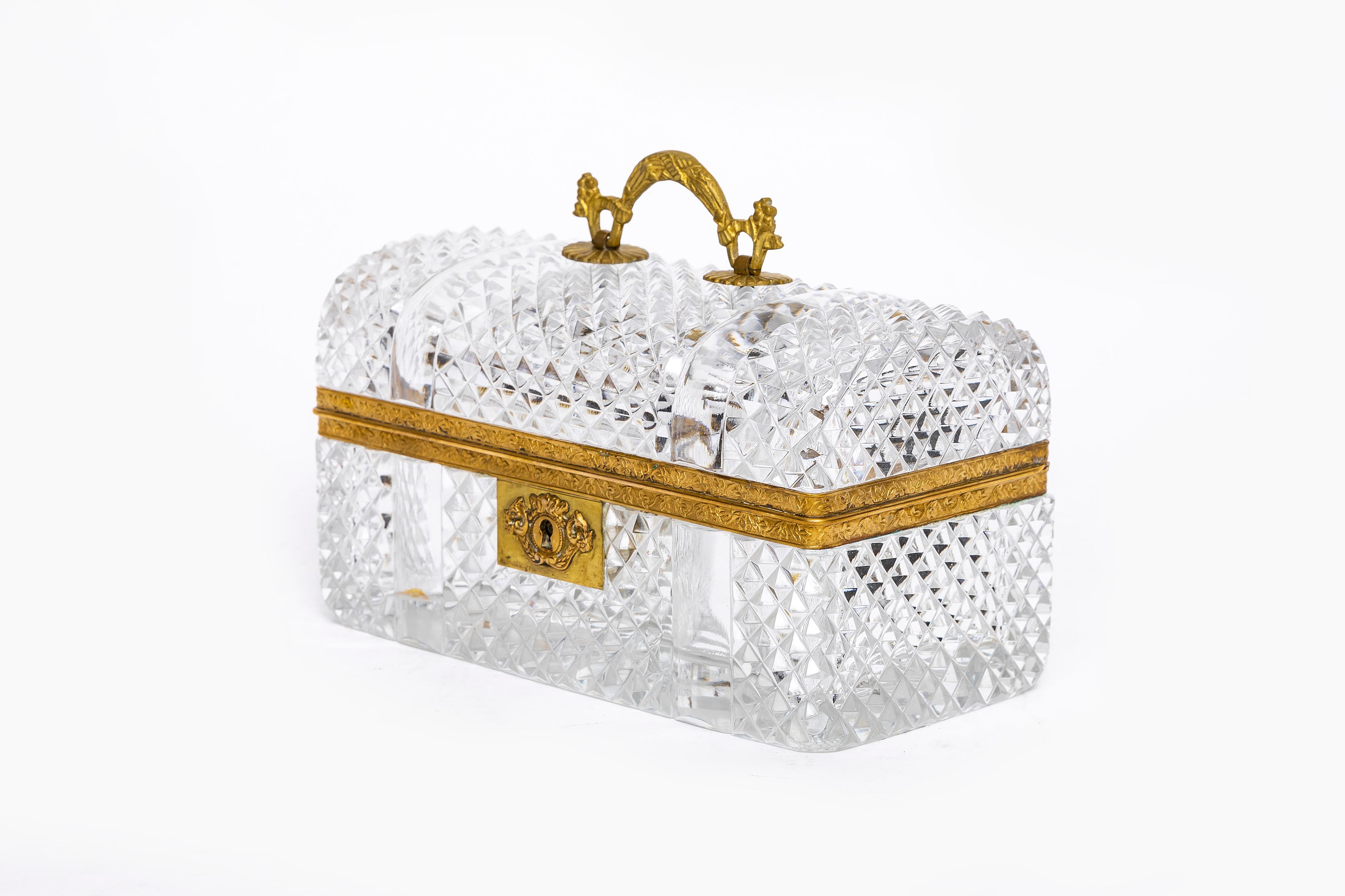 Gran caja francesa del siglo XIX de cristal prismático tallado a mano y montado en bronce Dore Luis XVI en venta