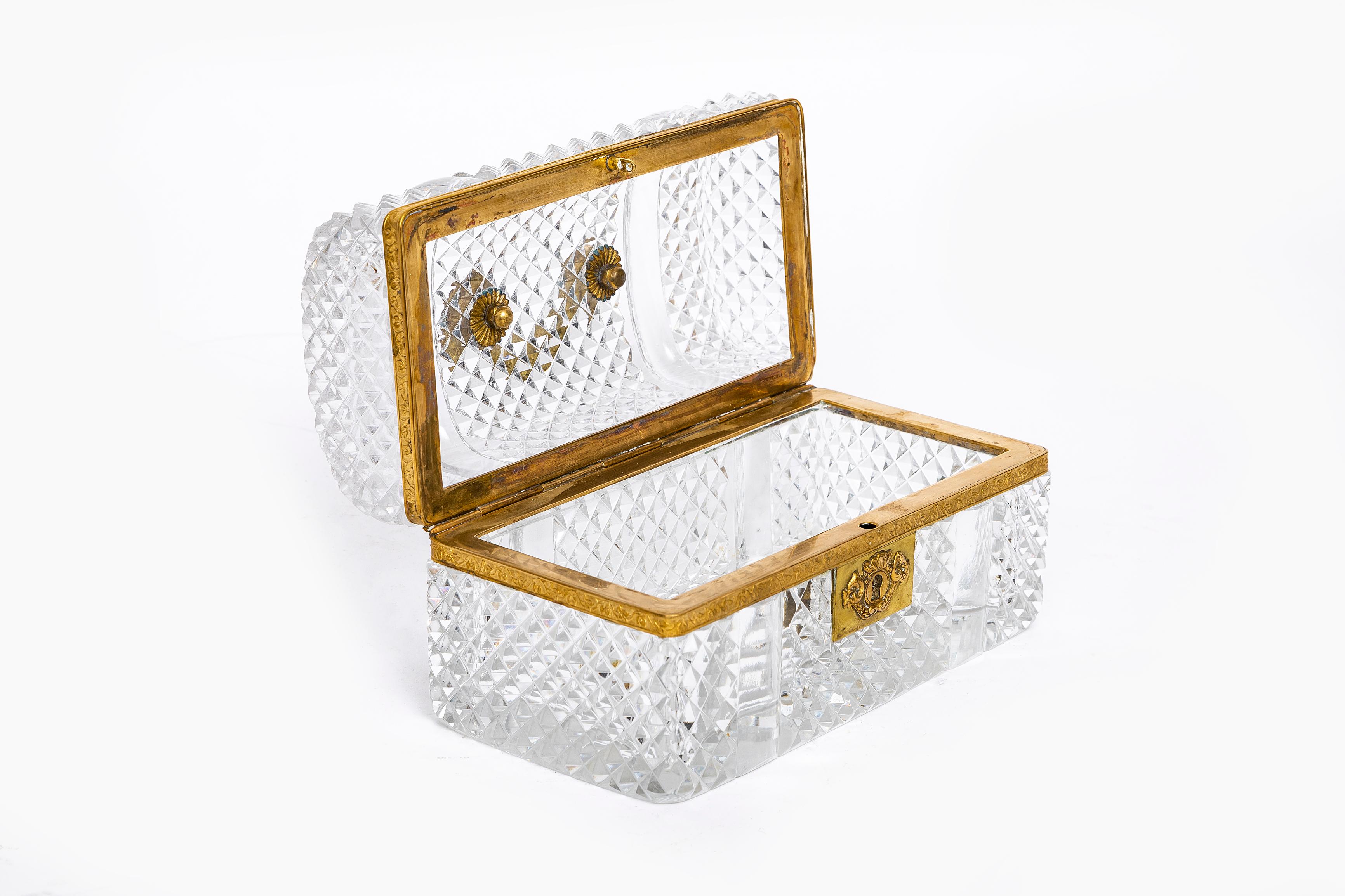 Gran caja francesa del siglo XIX de cristal prismático tallado a mano y montado en bronce Dore en Bueno estado para la venta en New York, NY