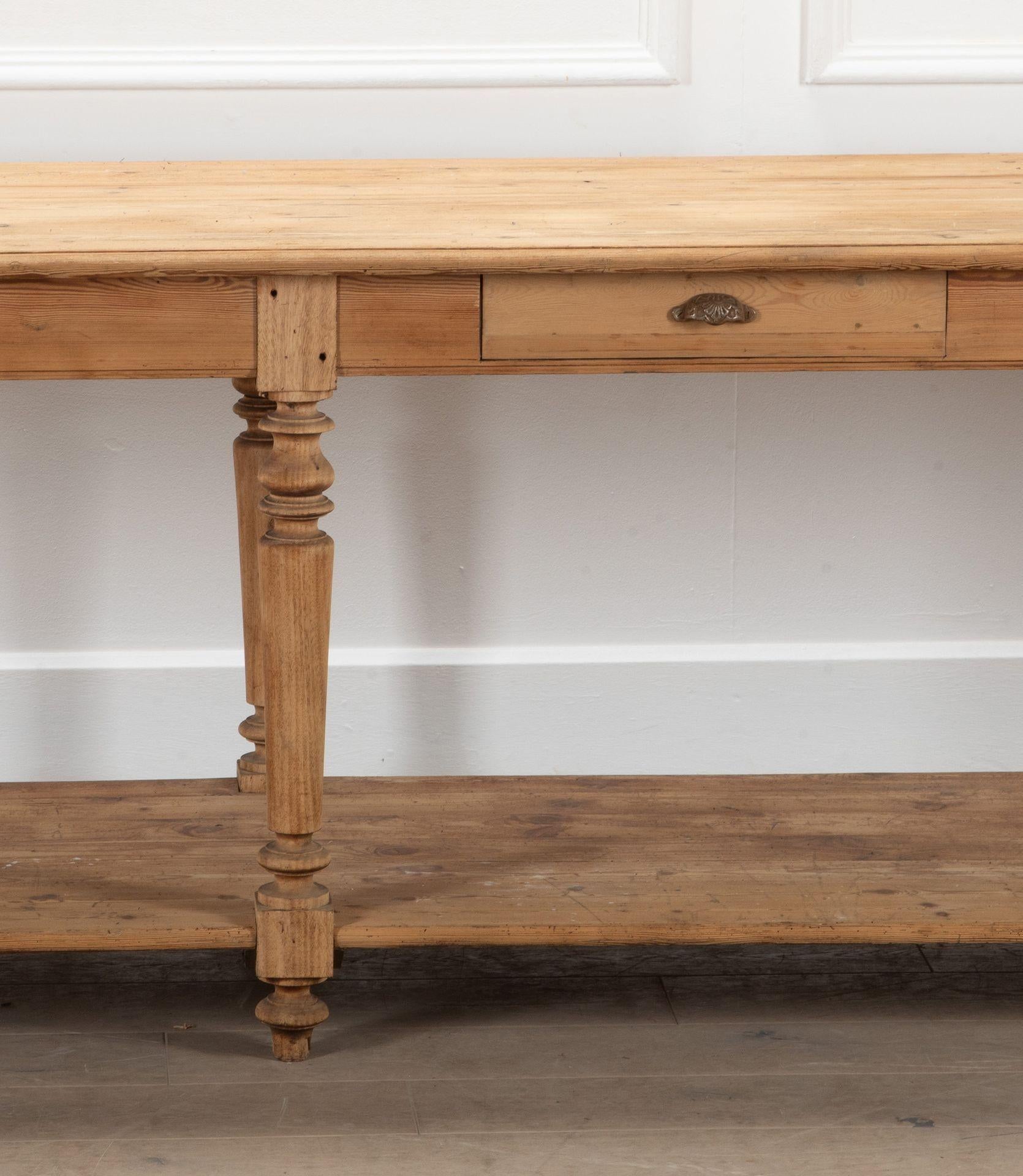 Superbe très grande table à drapiers en pitch pine du 19ème siècle.
Avec une finition d'origine récurée.
Circa 1880.