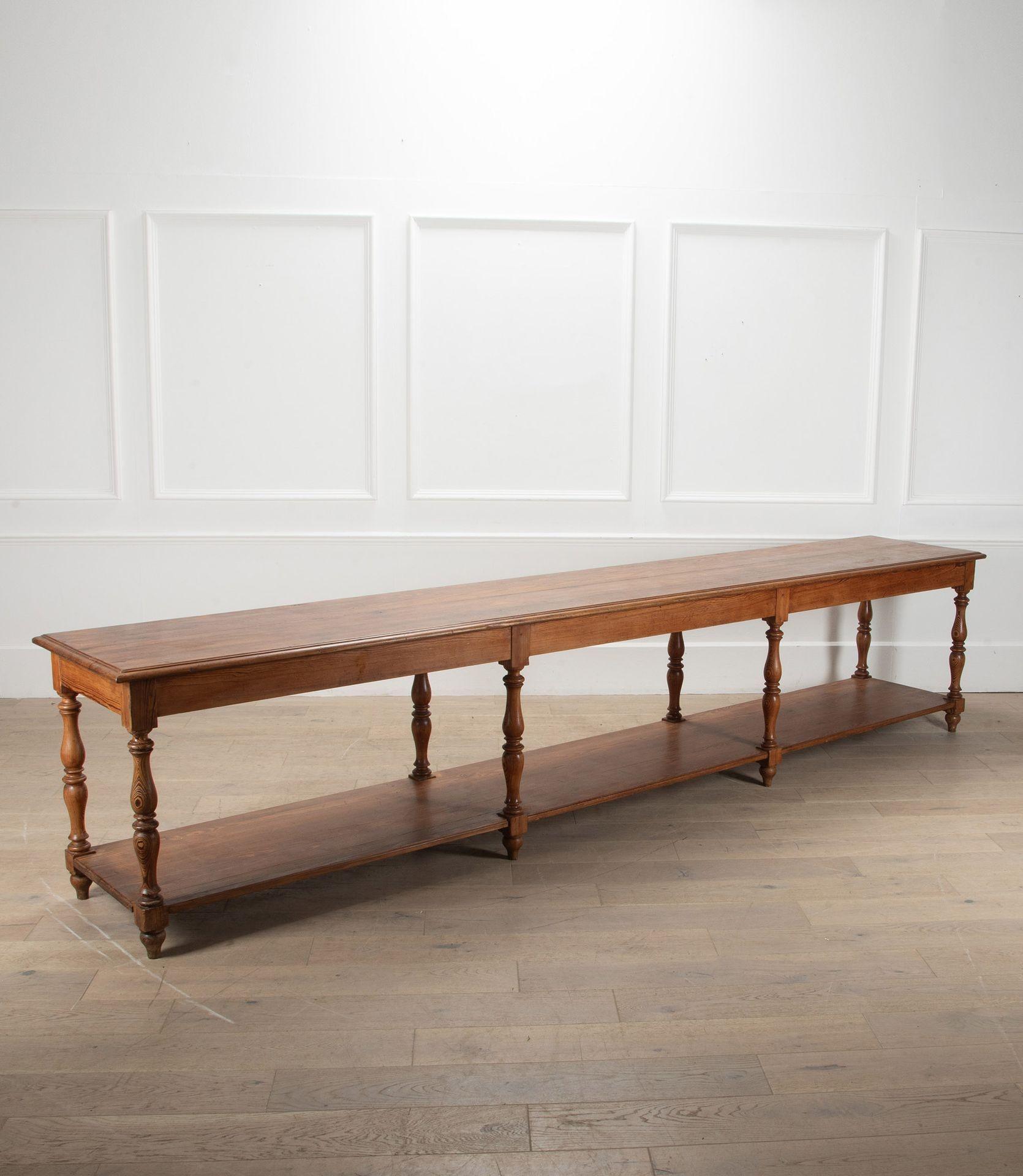 Grande table de drapier française du 19e siècle.
Pieds tournés et bonne patine d'origine.
En bon état, prêt à l'emploi.
Date d'environ 1890.