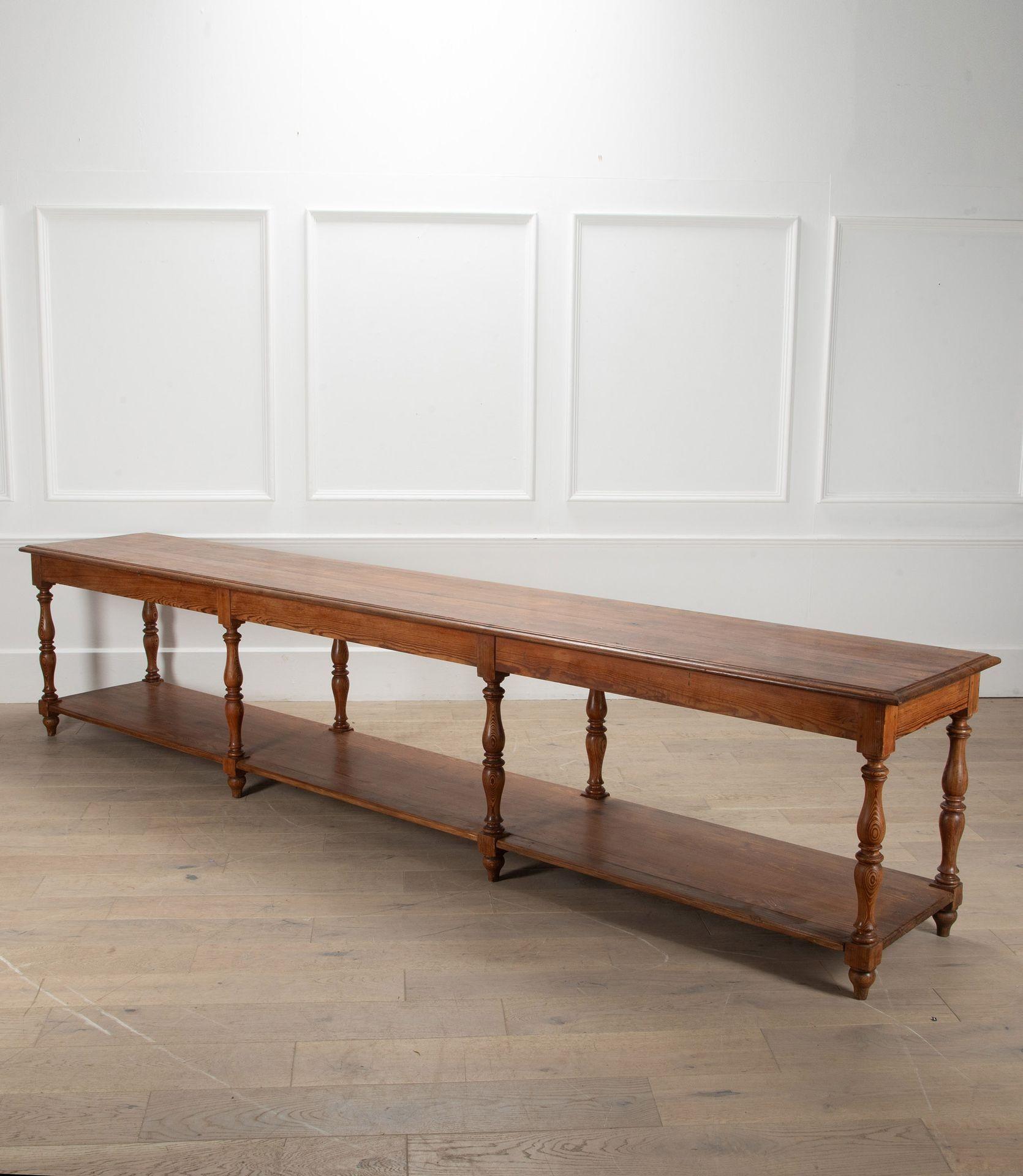 Français Grande table à tiroirs française du 19ème siècle en vente