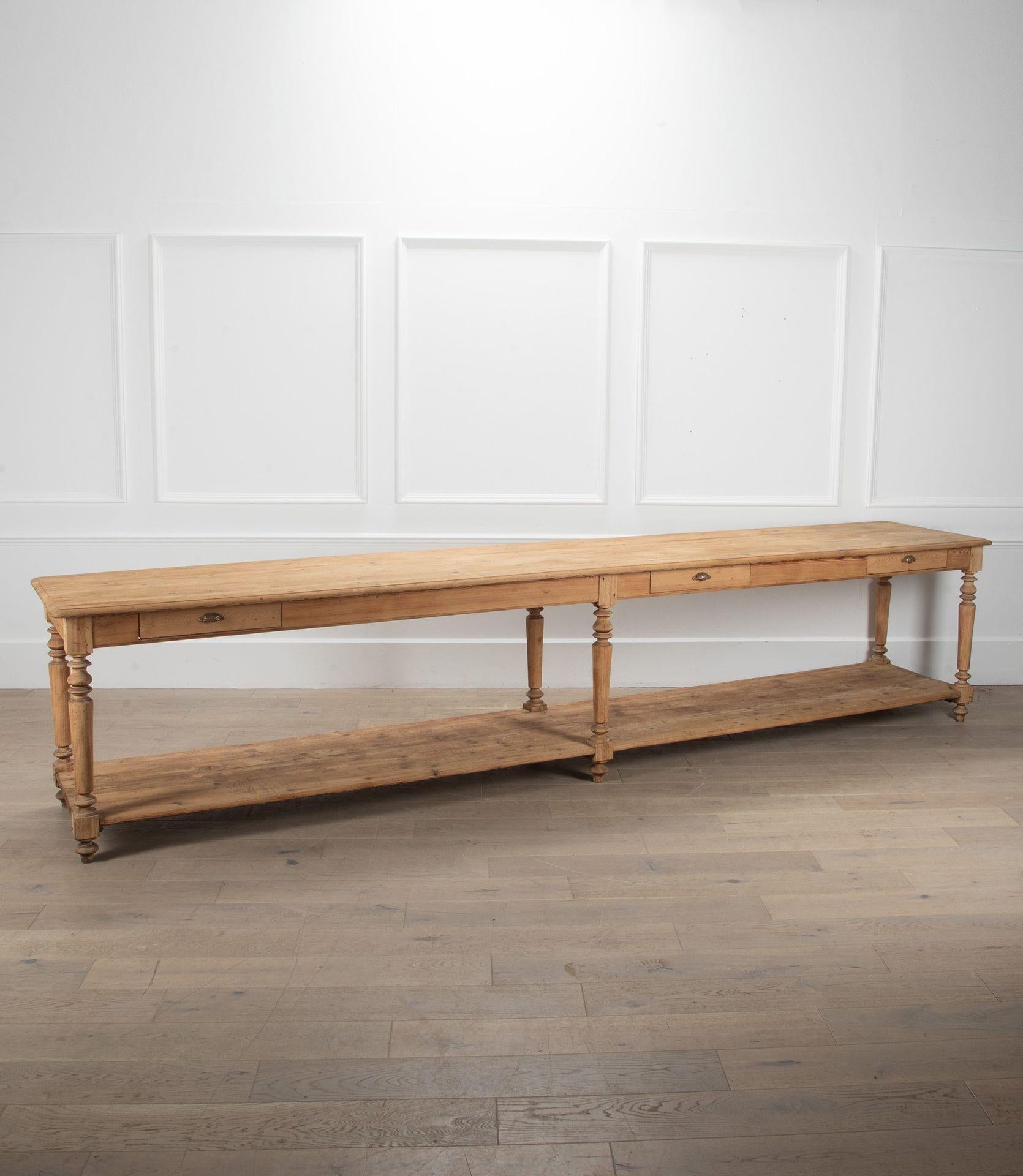Grande table à tiroirs française du 19ème siècle en vente 1
