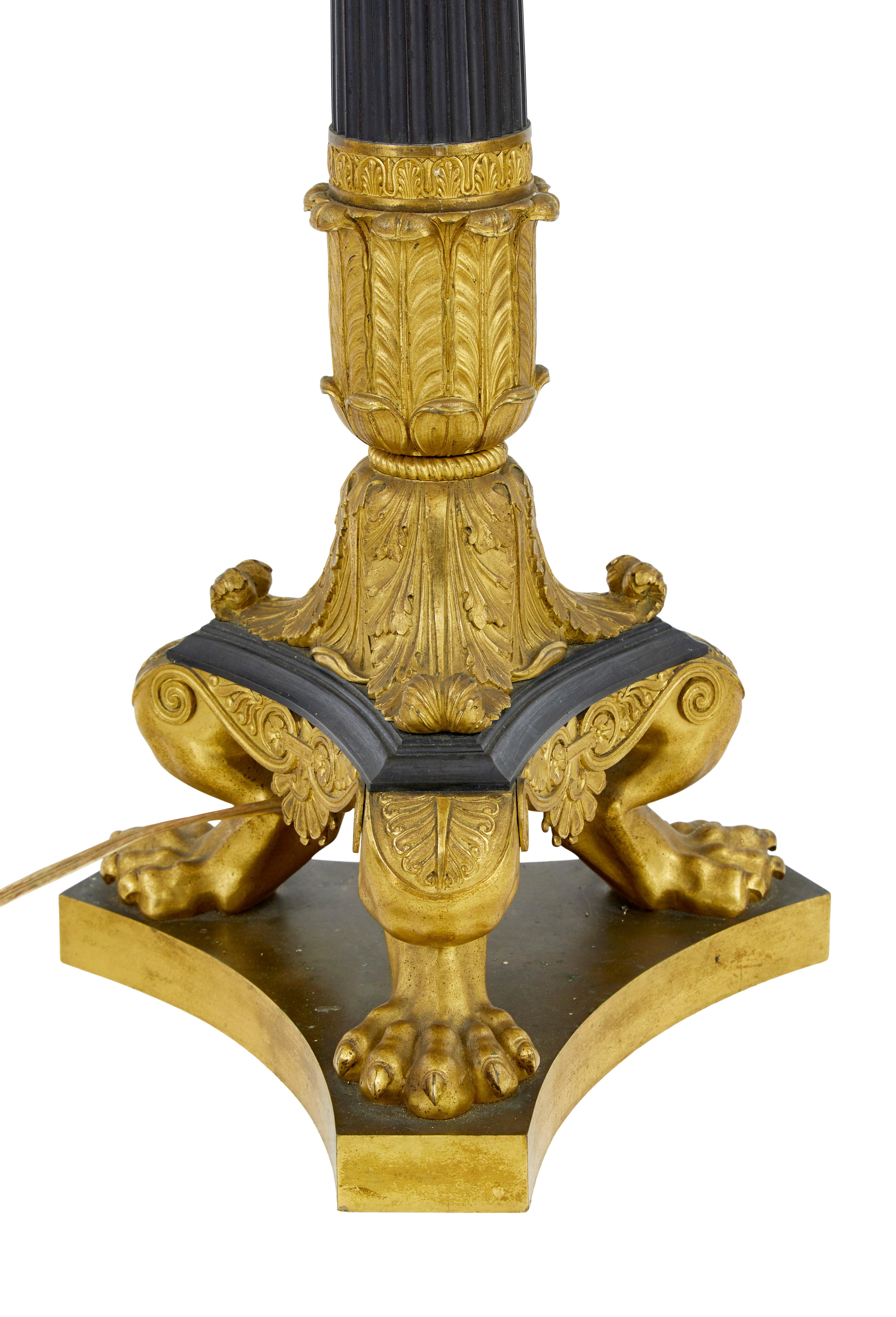 Français Grande lampe à poser en bronze doré de style empire français du XIXe siècle en vente