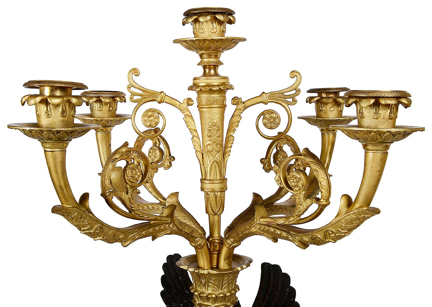 Doré Grand ensemble d'horloge et de pendules de style Empire français du 19ème siècle en vente