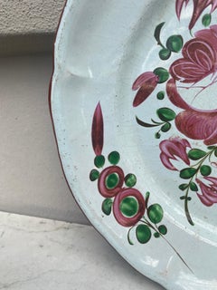 Grande piatto di rose in faience francese del XIX secolo