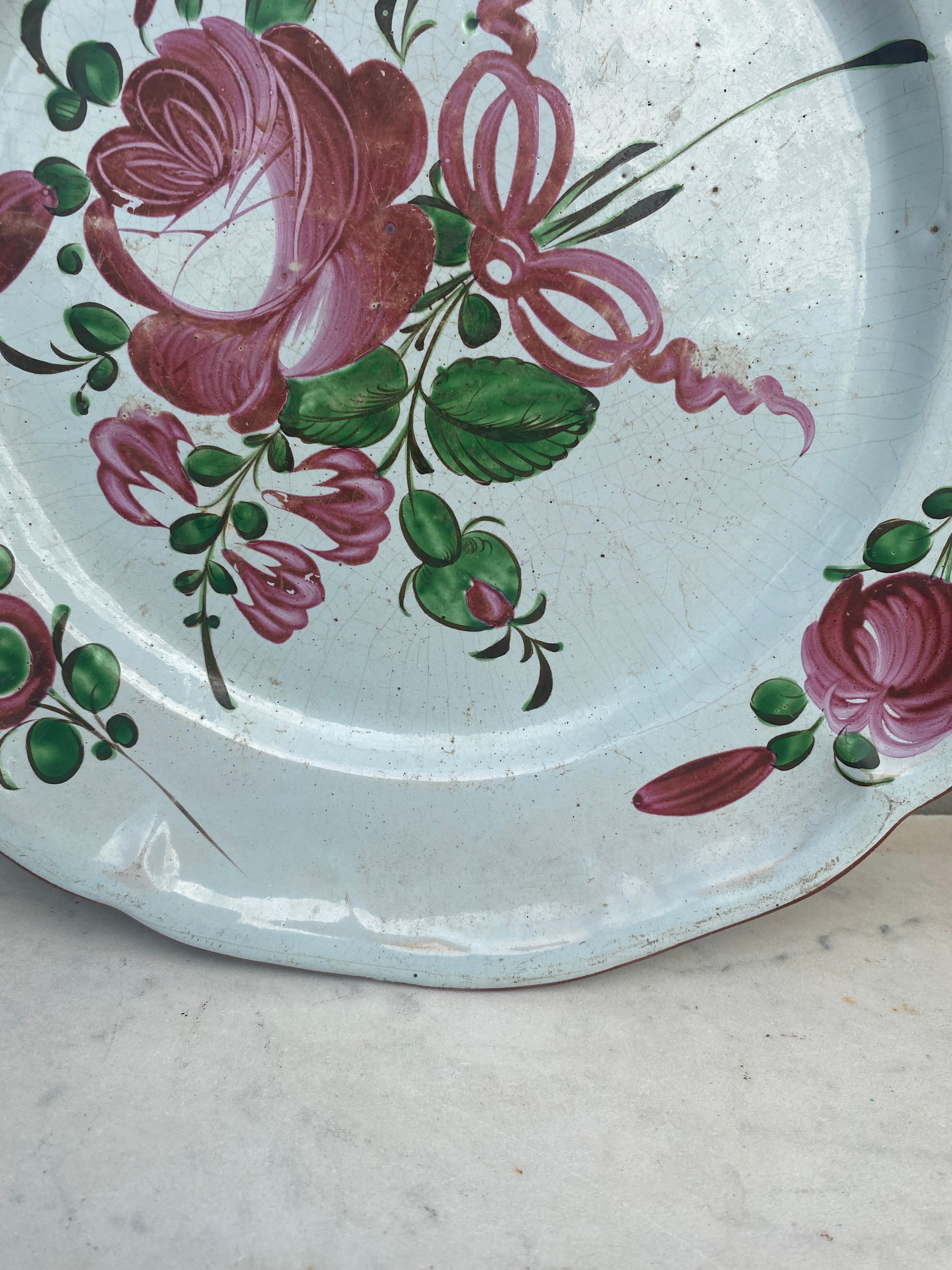 Rustique Grand plat à roses en faïence française du 19ème siècle  en vente