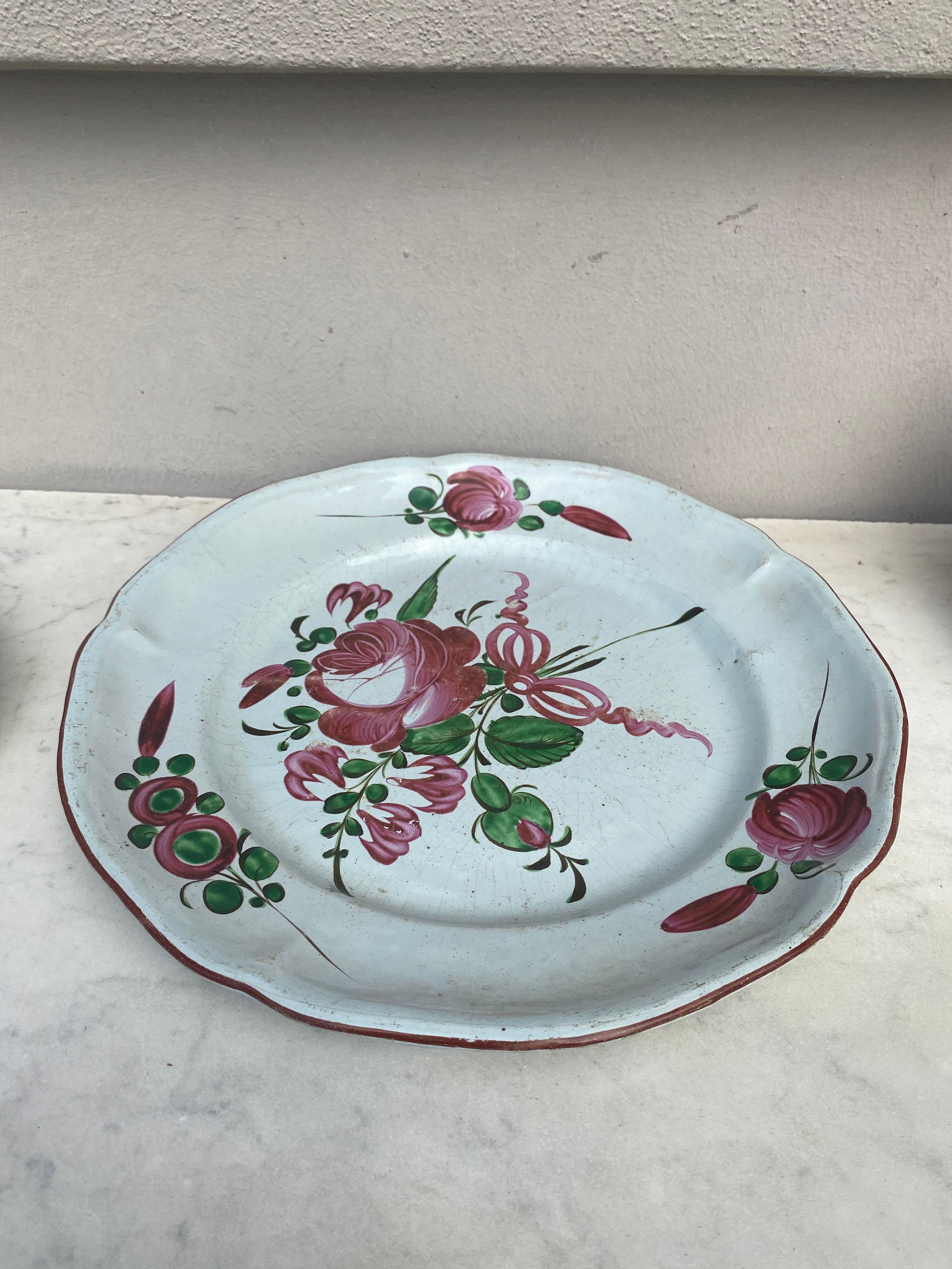 Français Grand plat à roses en faïence française du 19ème siècle en vente