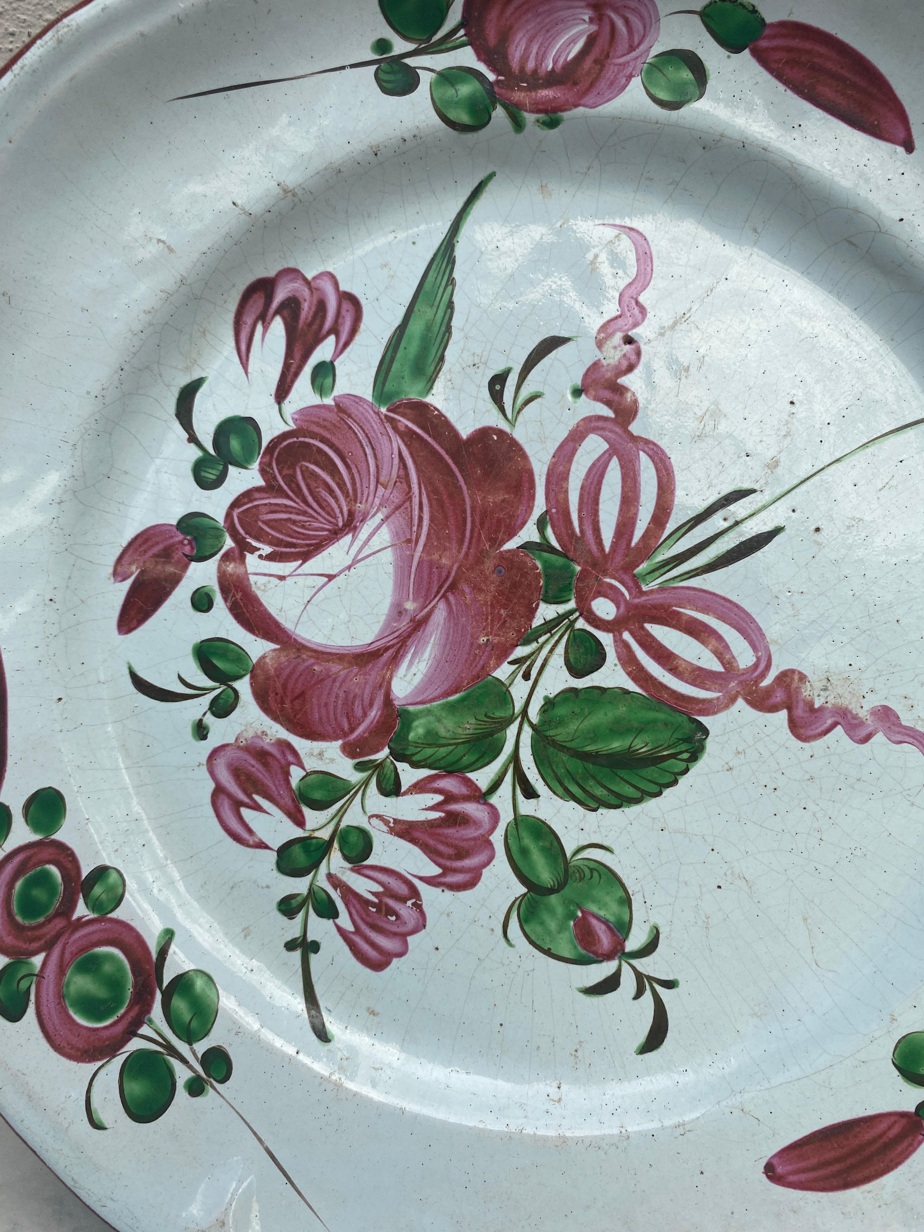 Grand plat à roses en faïence française du 19ème siècle  Bon état - En vente à Austin, TX