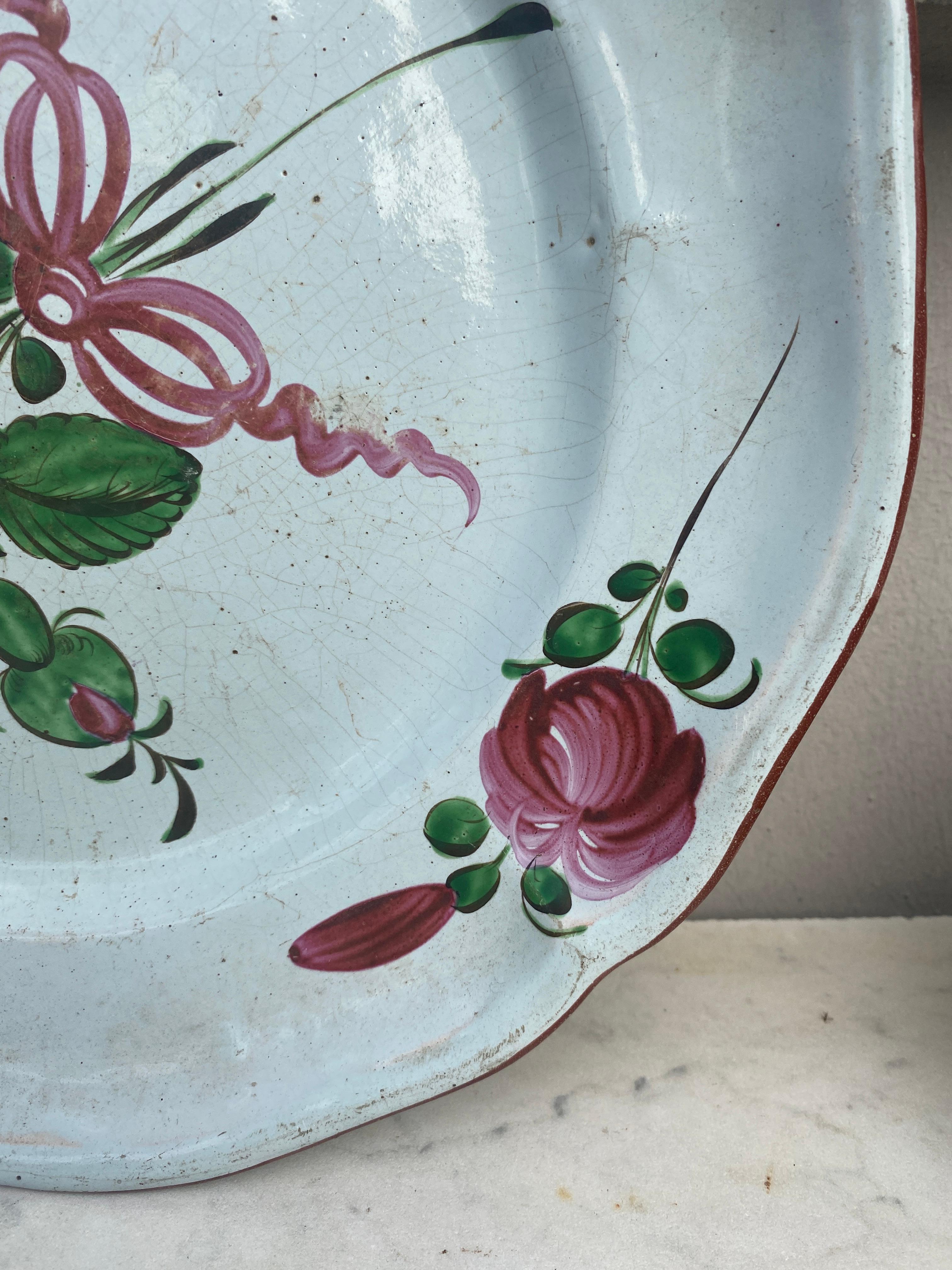 Fin du XIXe siècle Grand plat à roses en faïence française du 19ème siècle  en vente