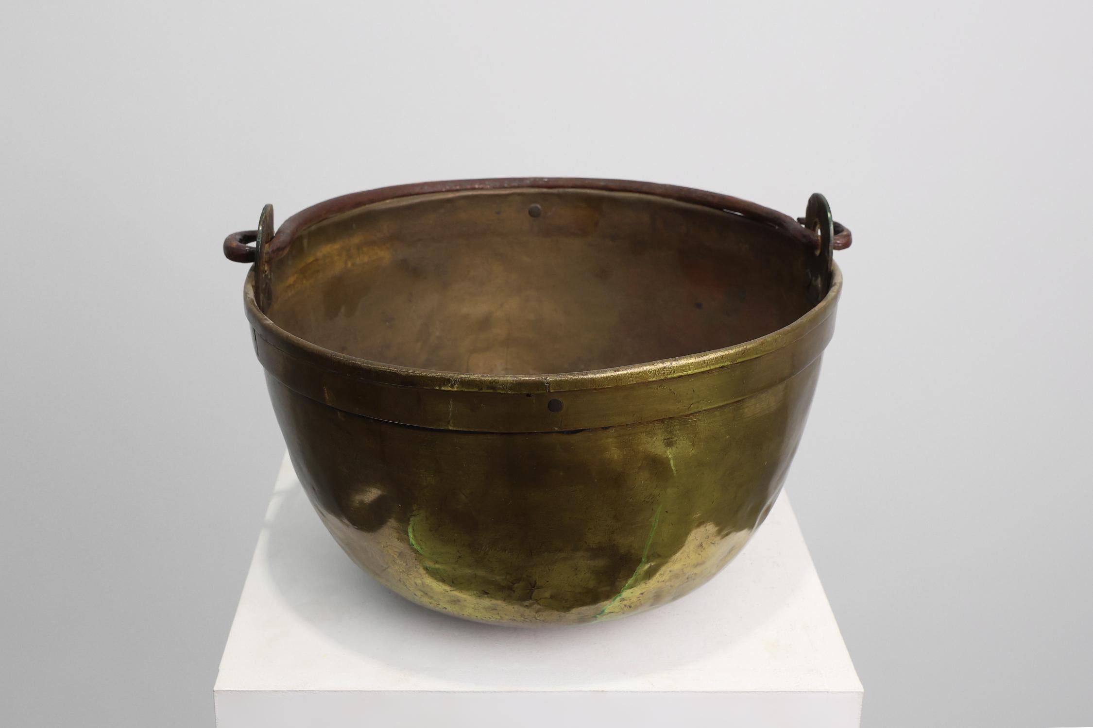 Grande bollitore in rame da fattoria francese del XIX secolo con manico in ferro in vendita 3