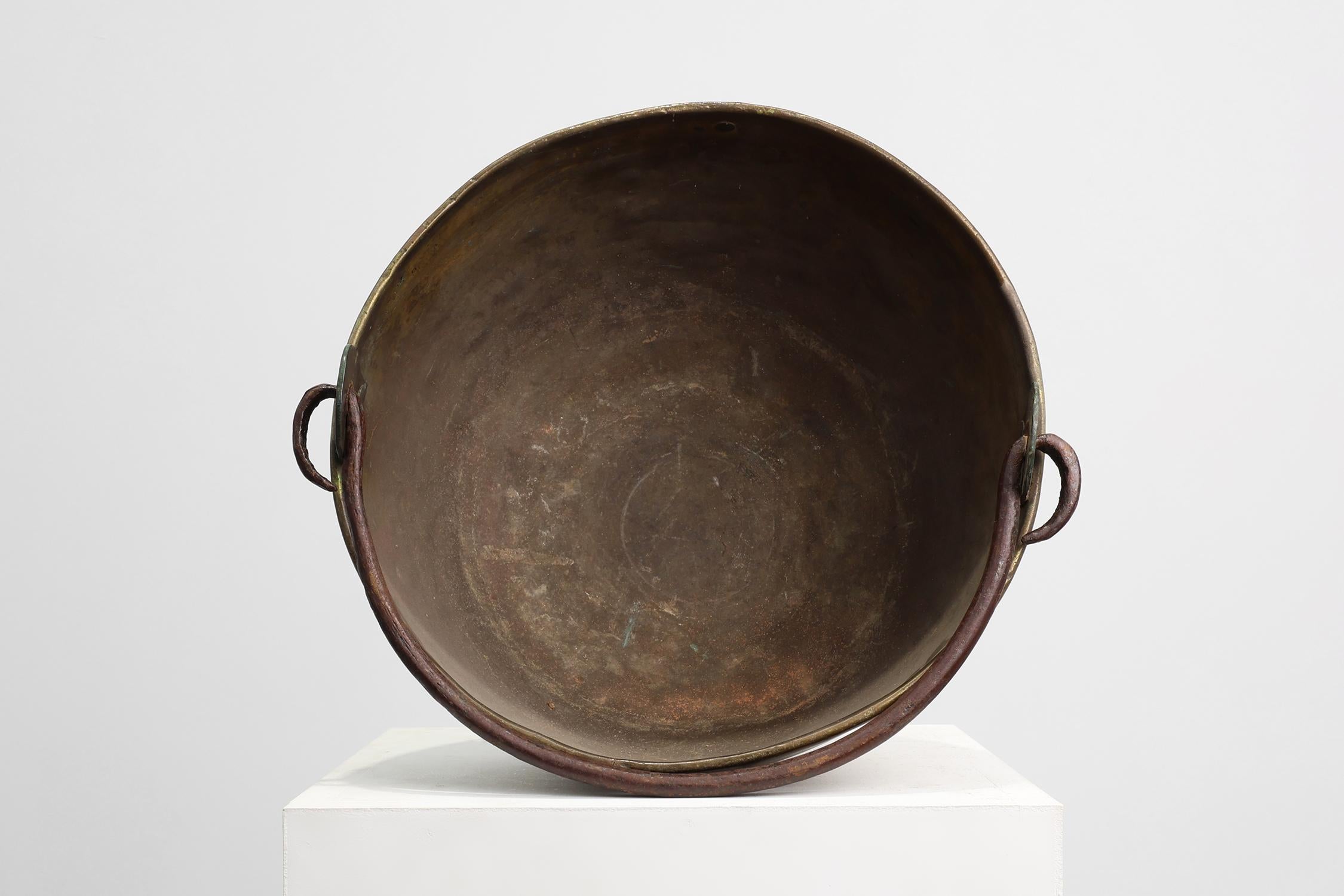 Grande bollitore in rame da fattoria francese del XIX secolo con manico in ferro in vendita 5