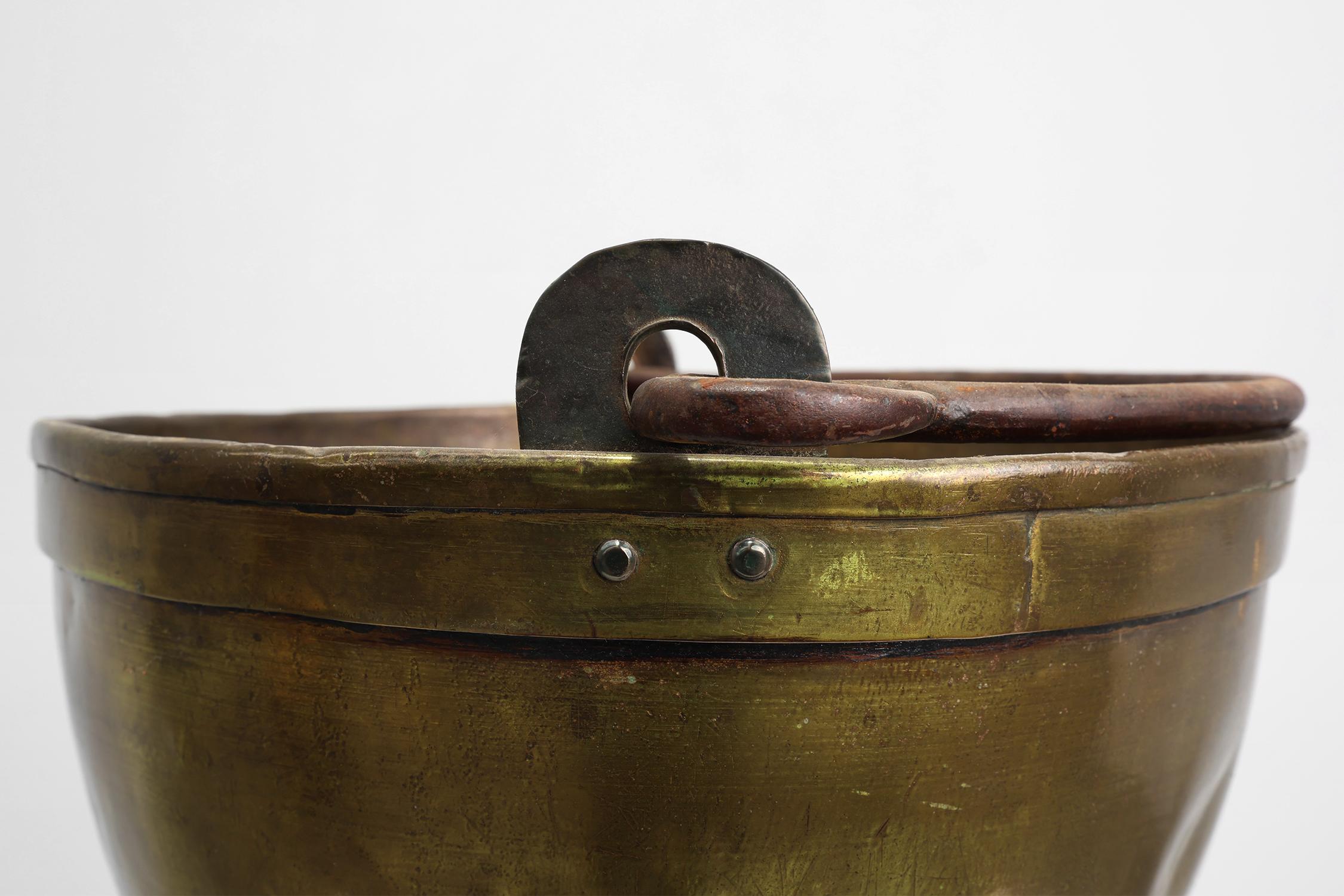 Rustico Grande bollitore in rame da fattoria francese del XIX secolo con manico in ferro in vendita