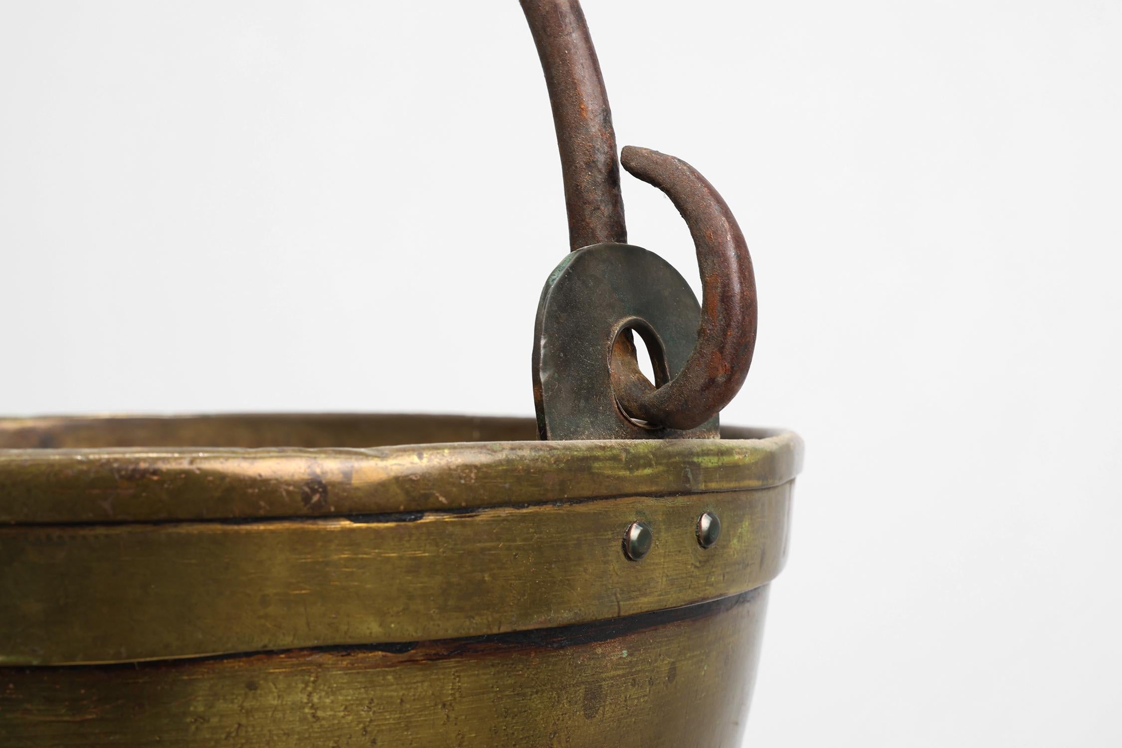 Forgiato Grande bollitore in rame da fattoria francese del XIX secolo con manico in ferro in vendita