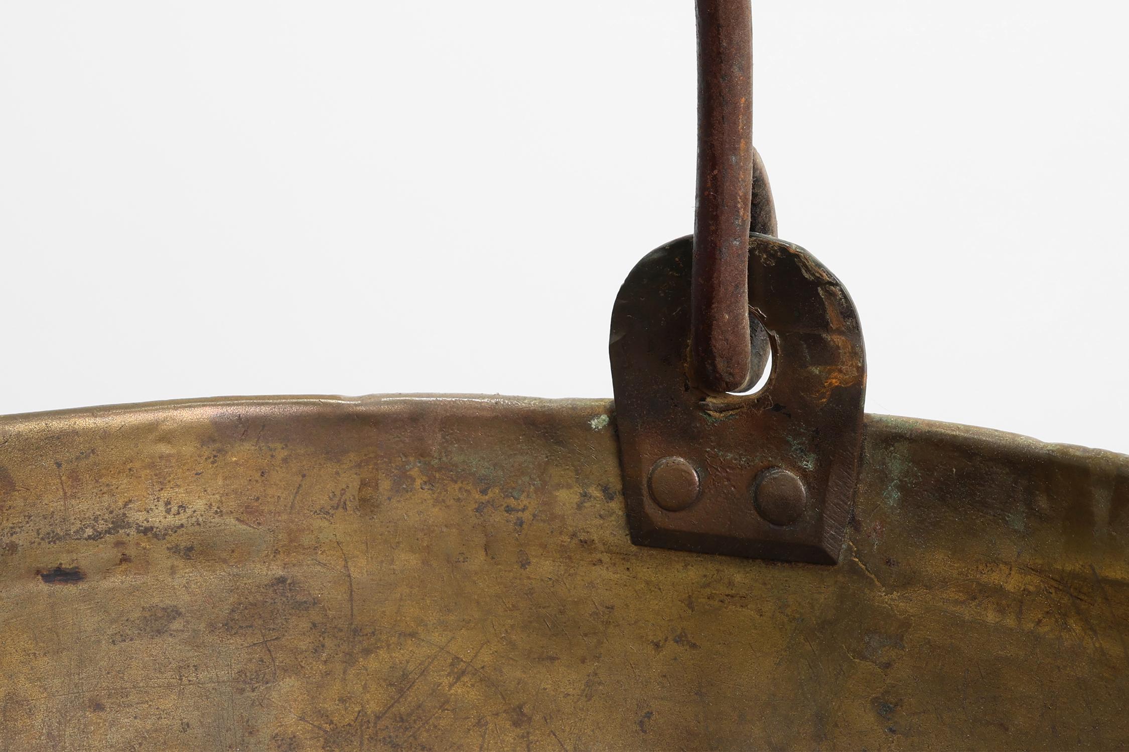 Grande bollitore in rame da fattoria francese del XIX secolo con manico in ferro In condizioni buone in vendita a Meulebeke, BE