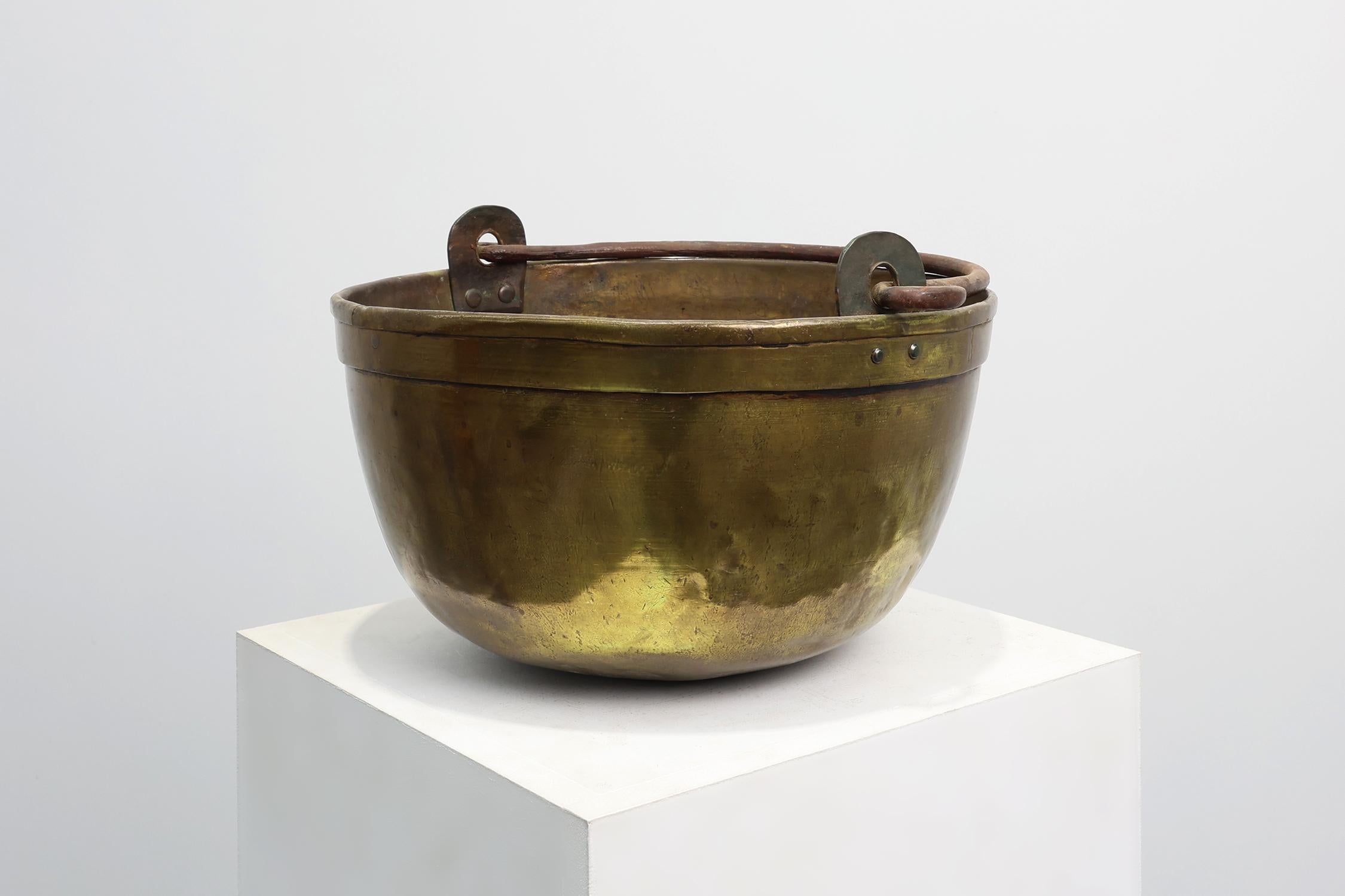 Grande bollitore in rame da fattoria francese del XIX secolo con manico in ferro in vendita 1