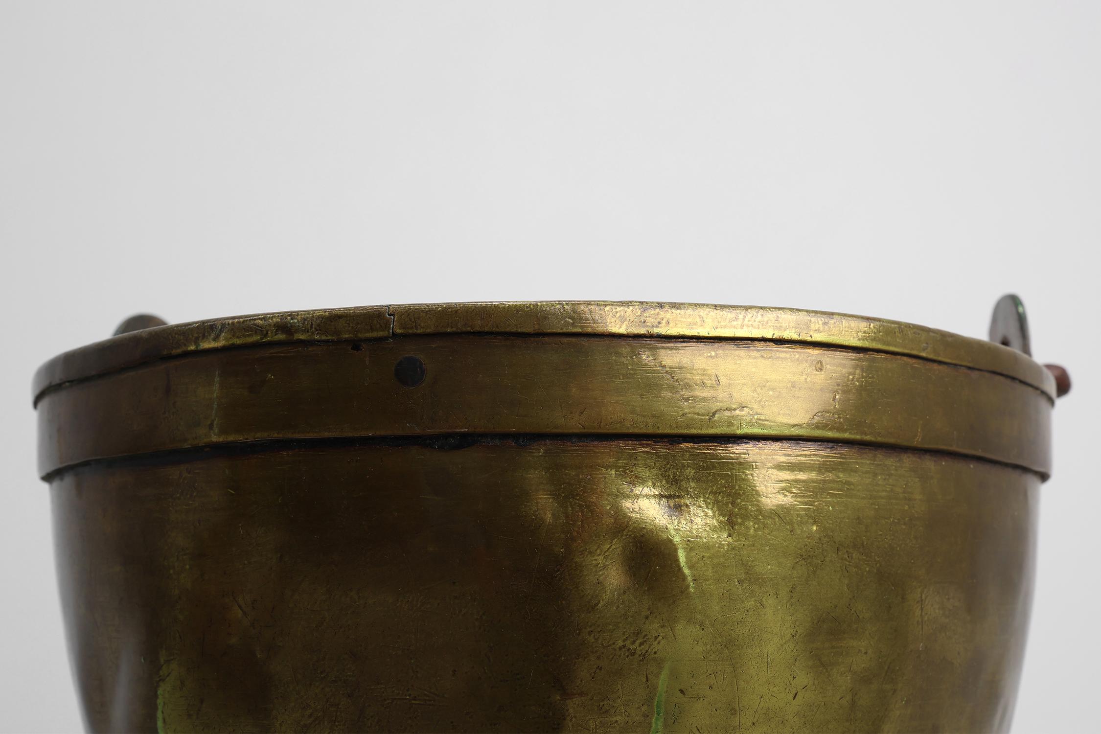 Grande bollitore in rame da fattoria francese del XIX secolo con manico in ferro in vendita 2