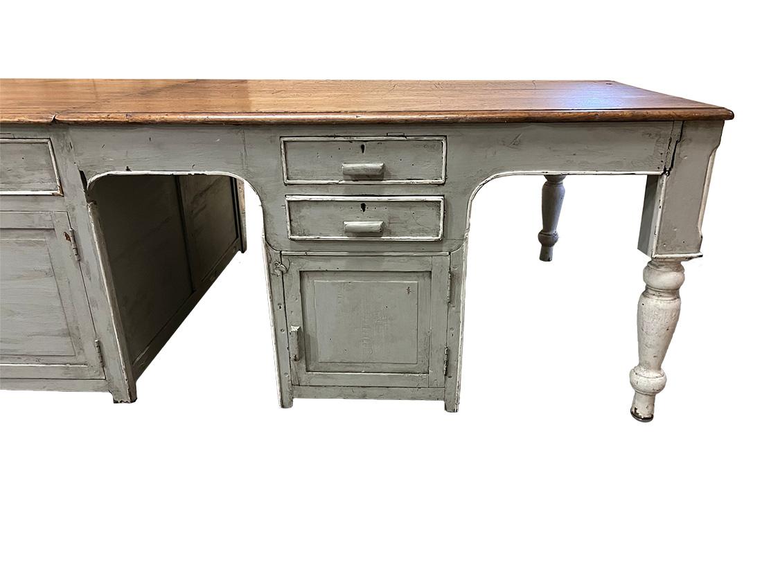Grande table de cuisine de ferme française du 19e siècle, vers 1880

Un bloc de cuisine bien entretenu, composé de deux blocs. Les blocs sont reliés entre eux par des vis. Il comporte des portes et des tiroirs de chaque côté du bloc. Elle est peinte