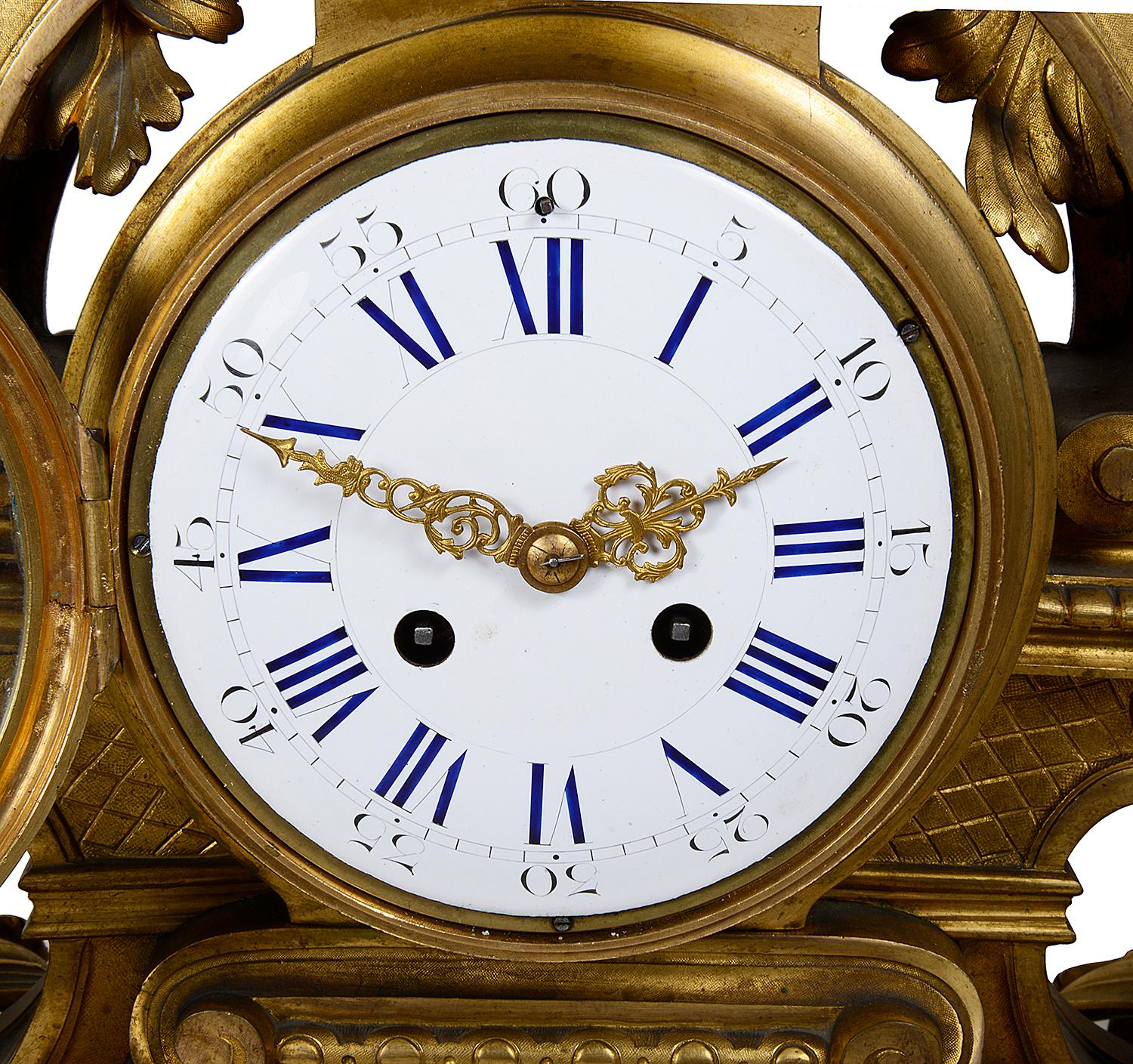 Louis XVI Grand ensemble d'horloges dorées françaises du 19ème siècle en vente