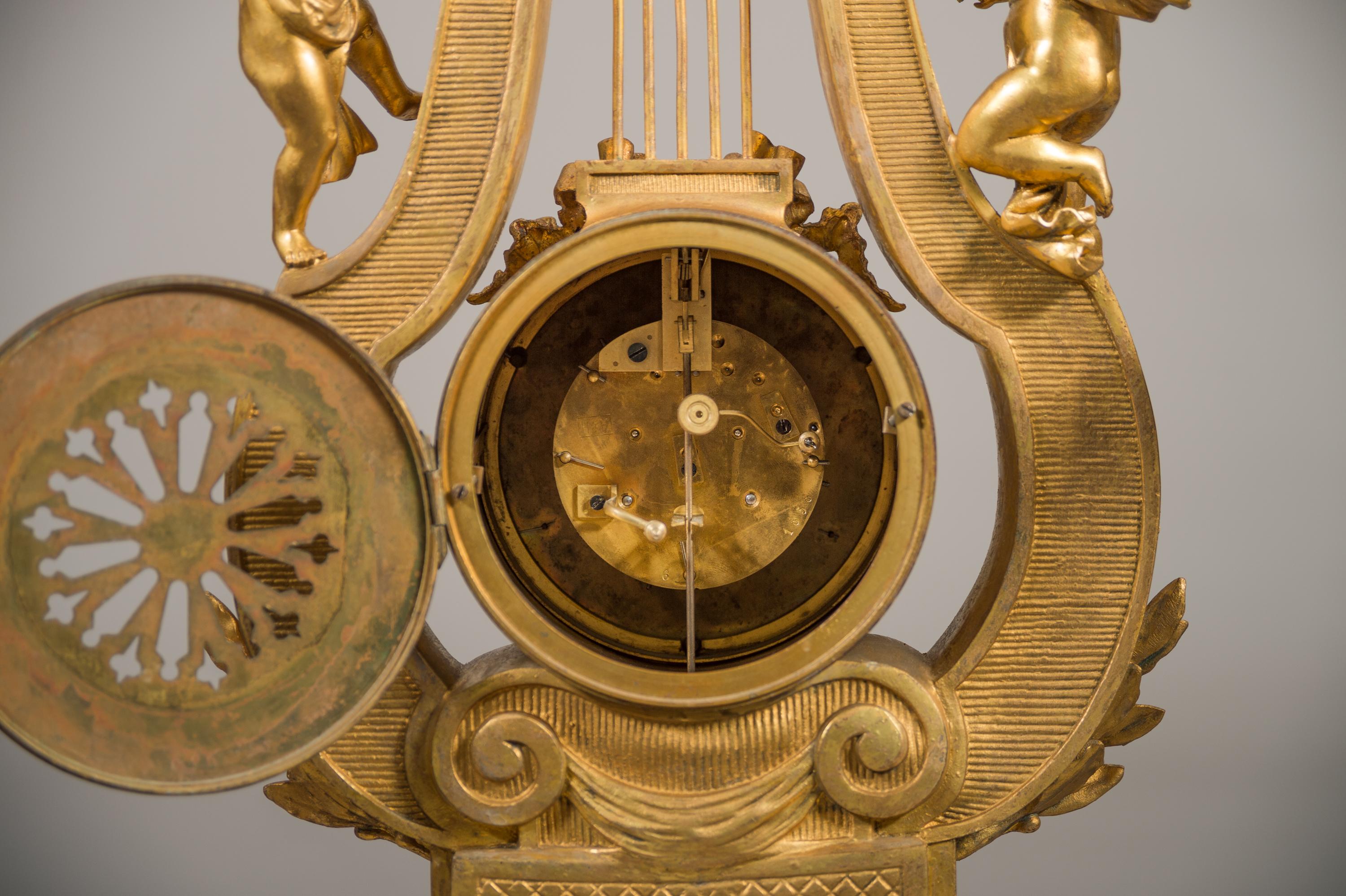 Grande garniture d'horloge française du 19ème siècle en forme de lyre en bronze doré et marbre en vente 2