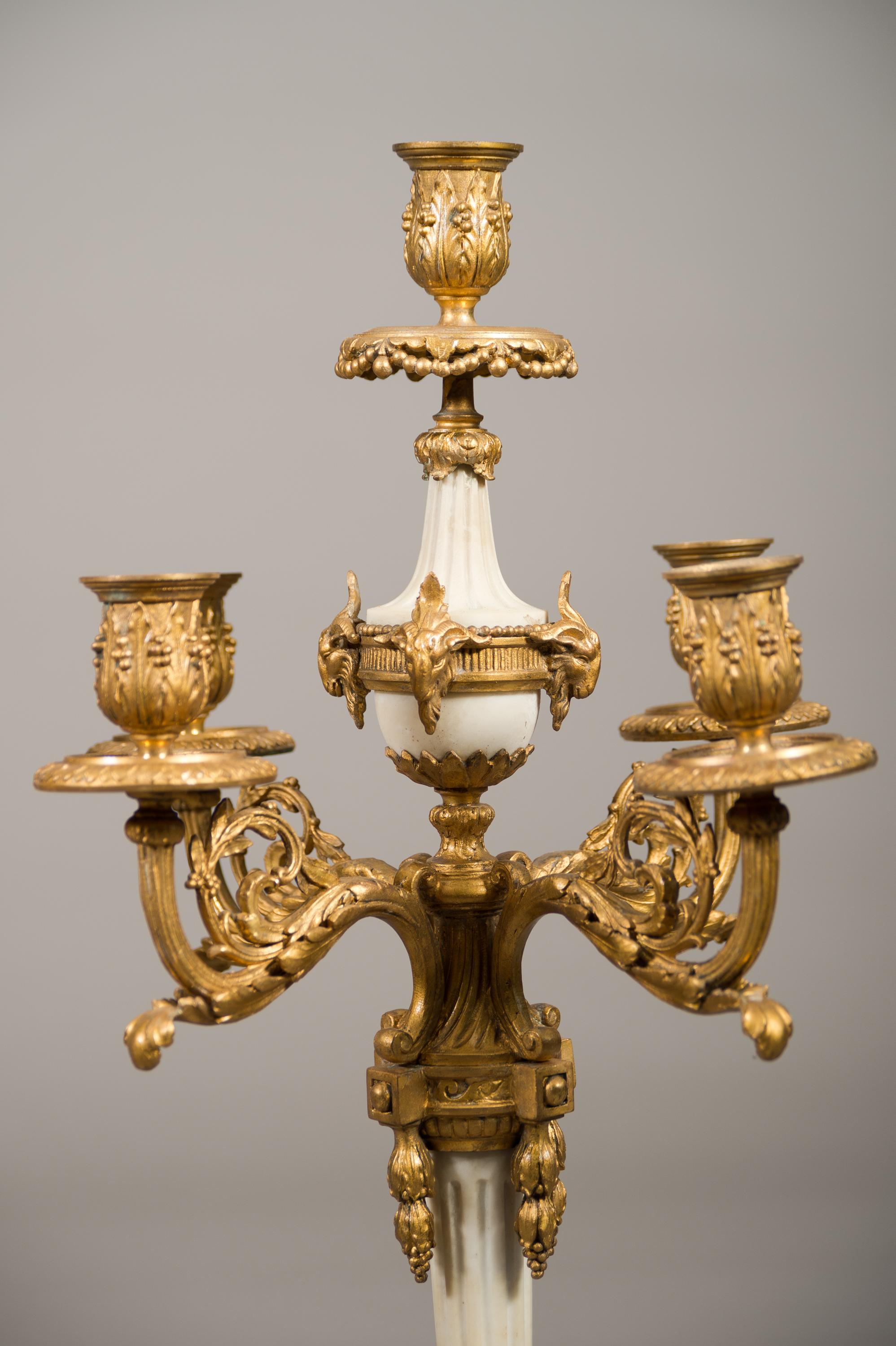 Pendule lyre en bronze doré et marbre blanc du XIXe siècle.
Le boîtier est monté avec des guirlandes florales, avec une figure de Cupidon au sommet et deux chérubins sur les côtés, sur une base rectangulaire cannelée sur des pieds toupies. Cadran