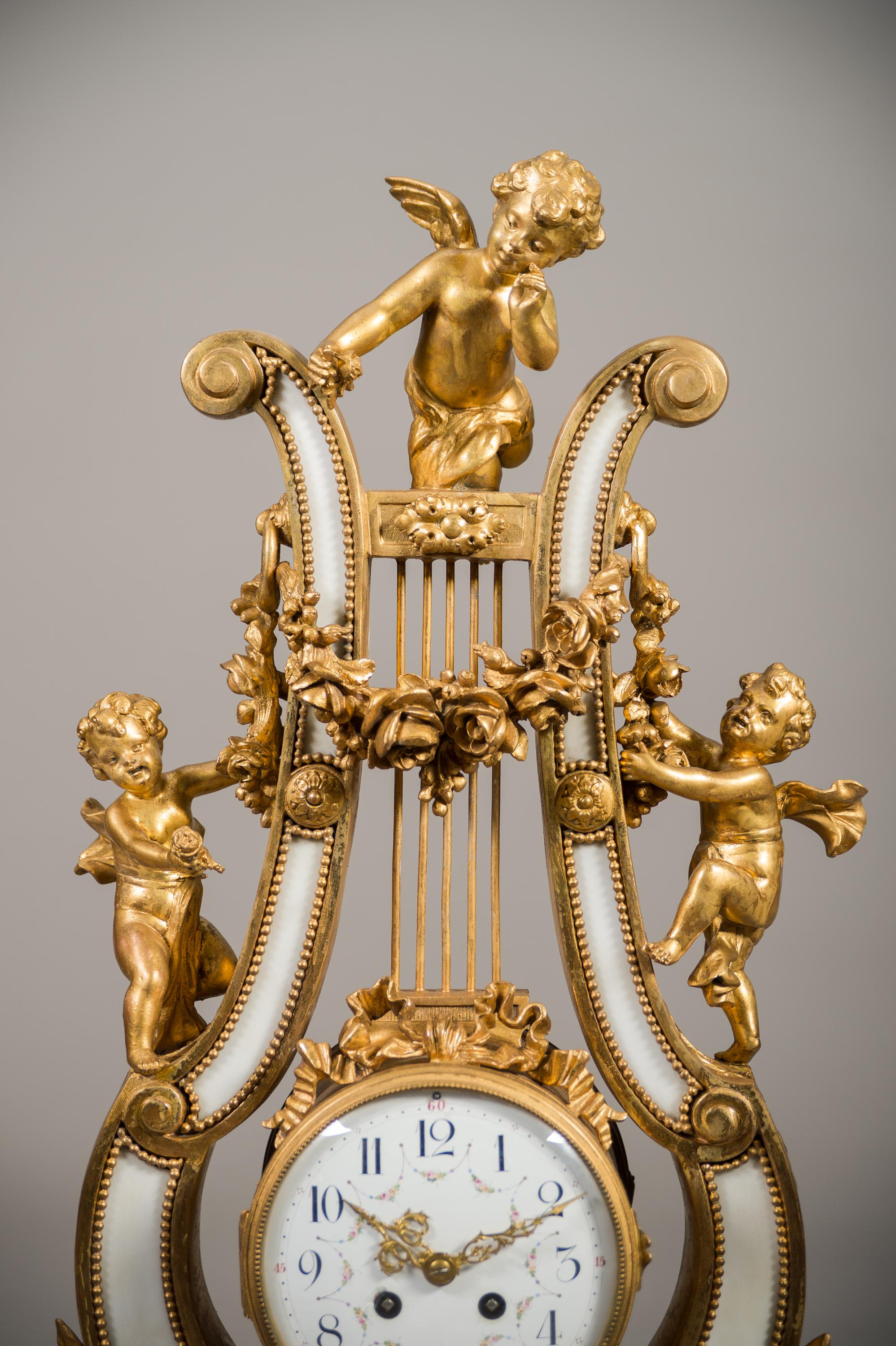 Doré Grande garniture d'horloge française du 19ème siècle en forme de lyre en bronze doré et marbre en vente