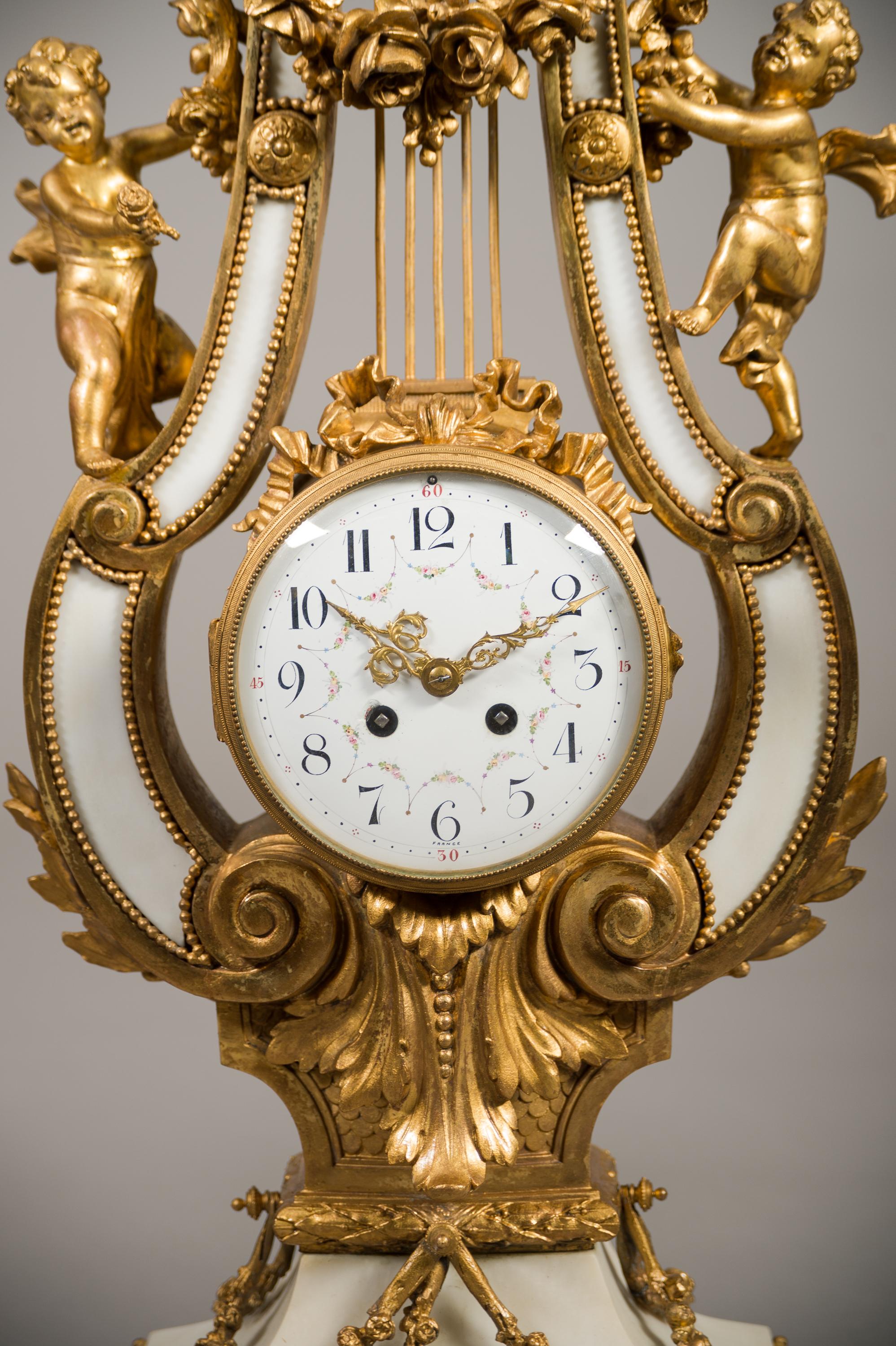 Français Grande garniture d'horloge française du 19ème siècle en forme de lyre en bronze doré et marbre en vente
