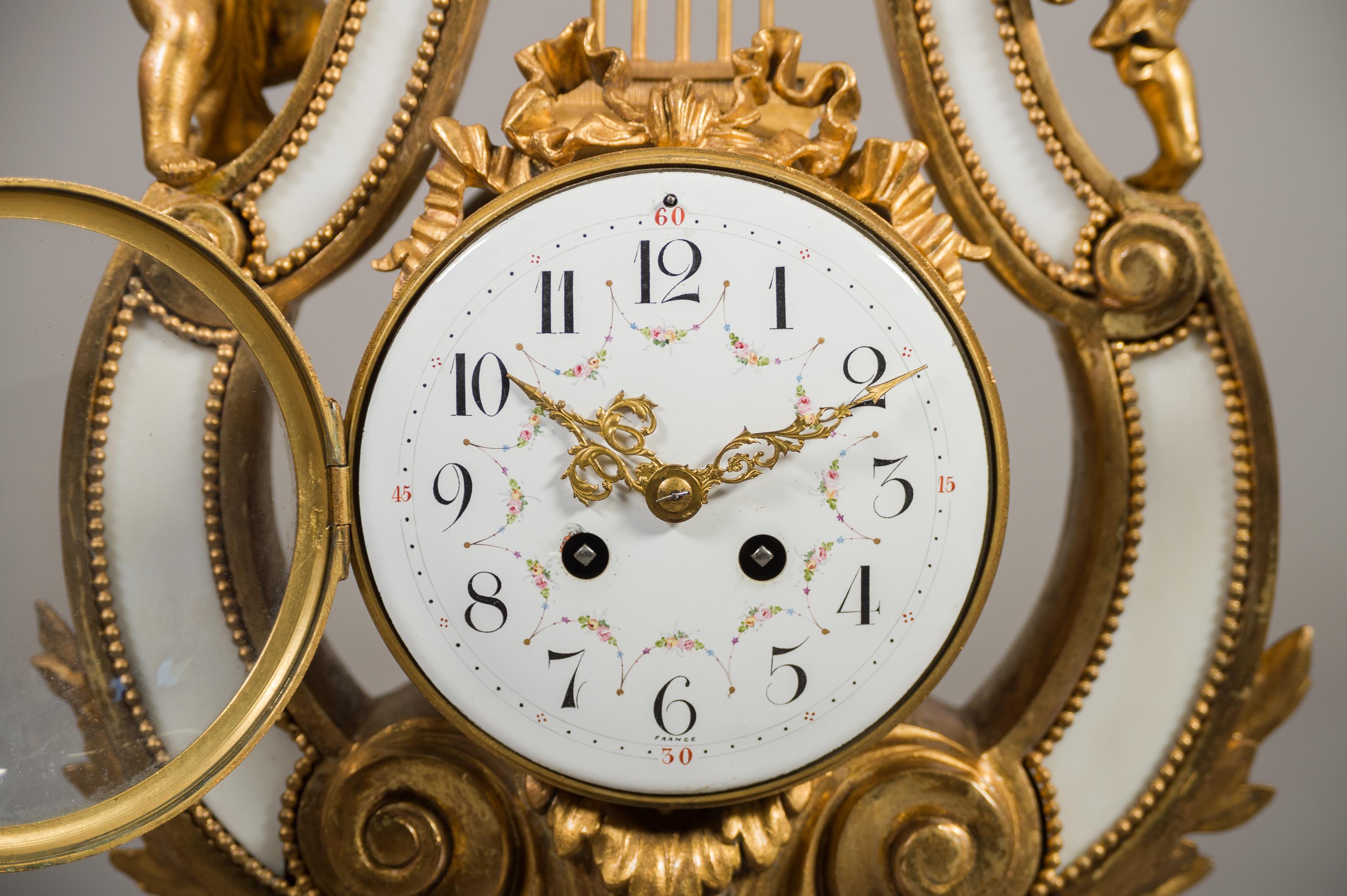 XIXe siècle Grande garniture d'horloge française du 19ème siècle en forme de lyre en bronze doré et marbre en vente