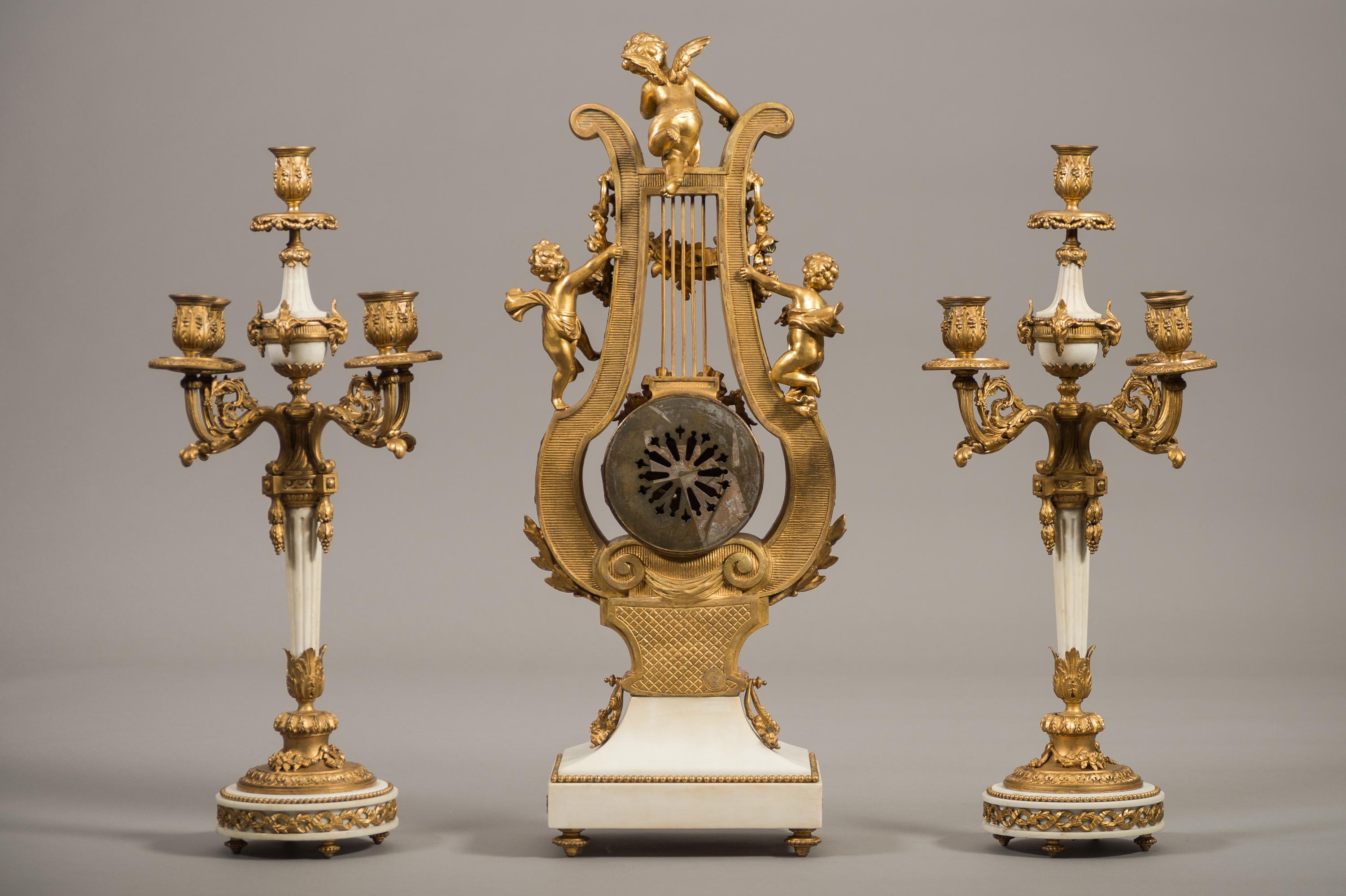 Bronze Grande garniture d'horloge française du 19ème siècle en forme de lyre en bronze doré et marbre en vente