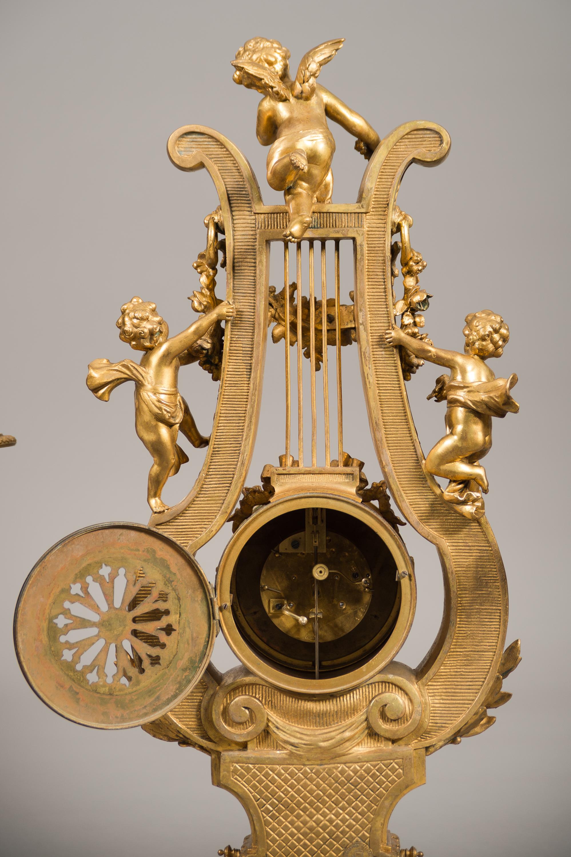 Grande garniture d'horloge française du 19ème siècle en forme de lyre en bronze doré et marbre en vente 1