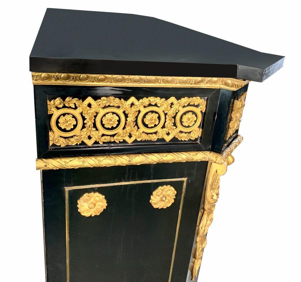 Incrusté Très beau meuble de rangement ancien en bois ébénisé et ormolu monté Pietra Dura en vente